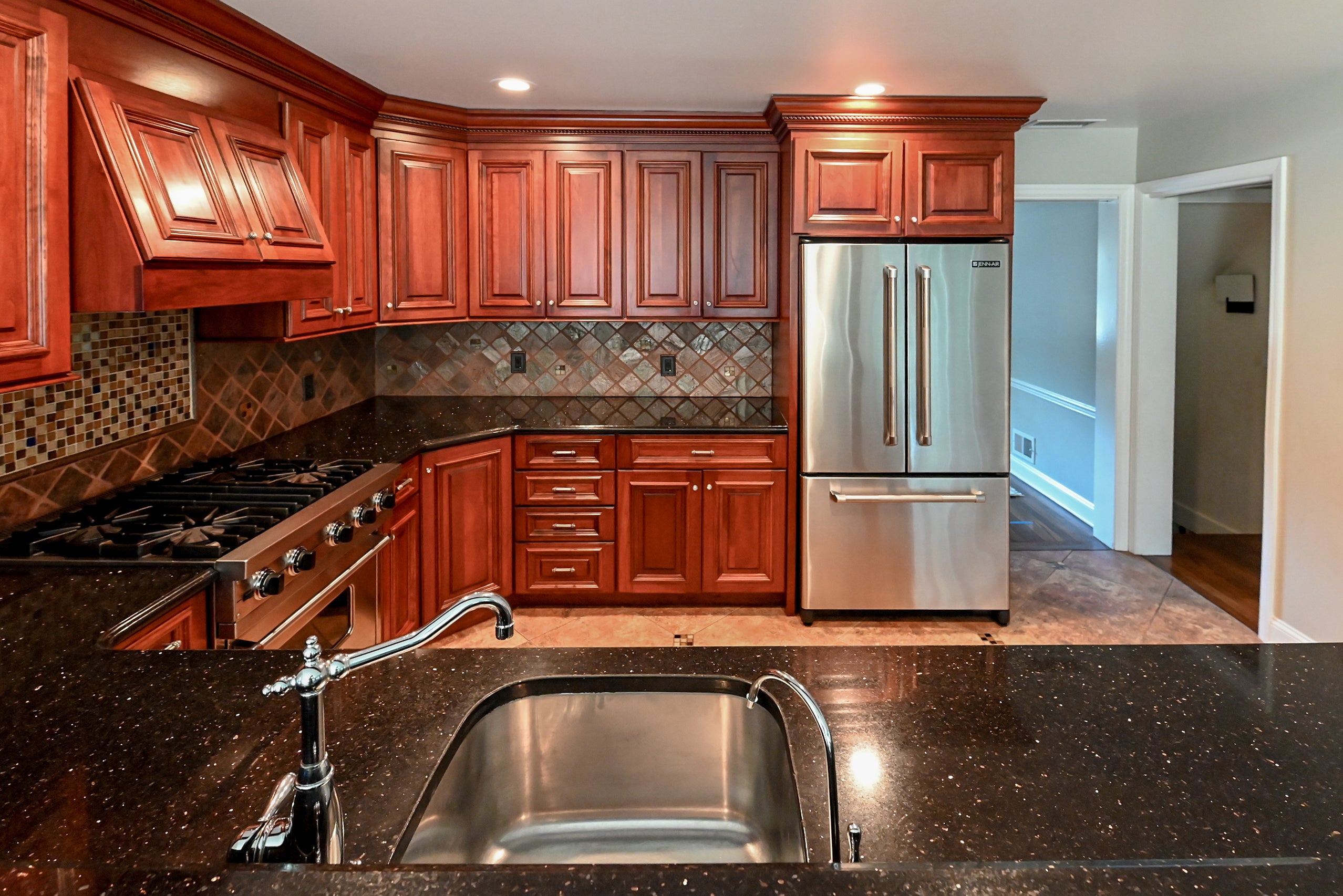 Bertch Apple Caramel Traditional Pre-Owned Kitchen