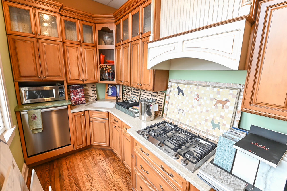 Decora Traditional Wooden Kitchen with Silestone Countertops