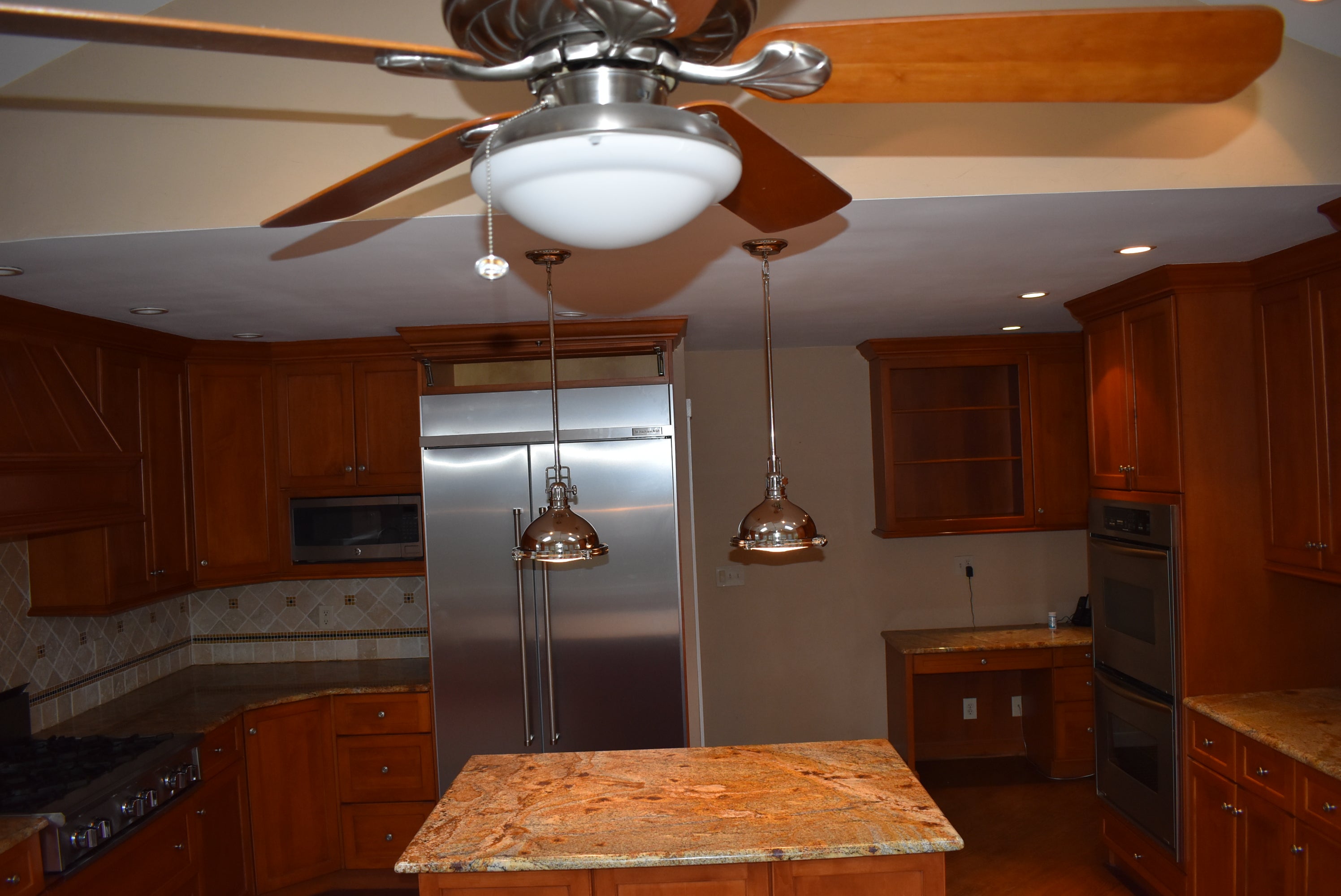 Christiana Cabinetry Strawberry Traditional Pre-Owned Kitchen