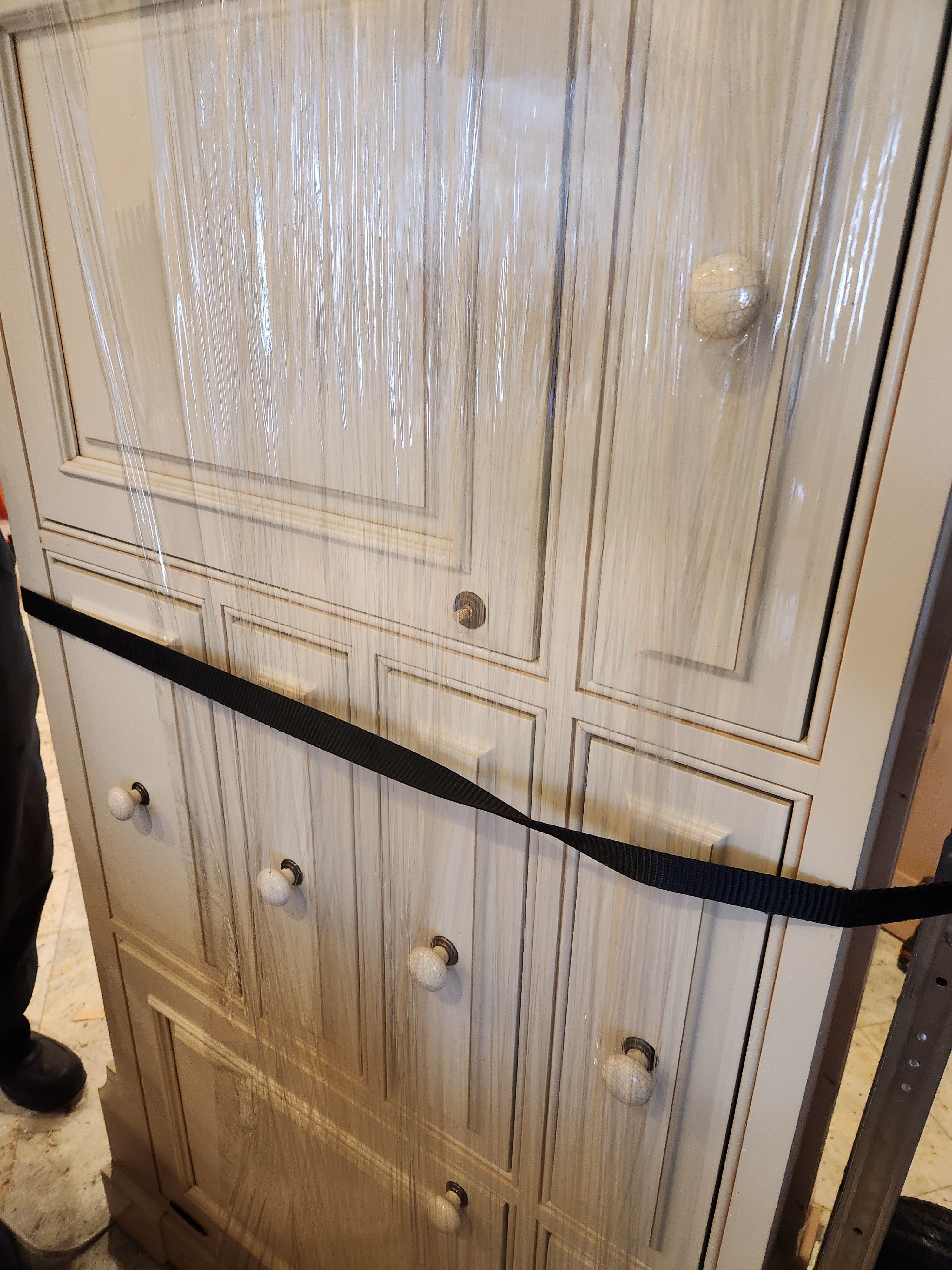 Form LTD Traditional Cream Kitchen with Island, Granite Countertops & Appliances