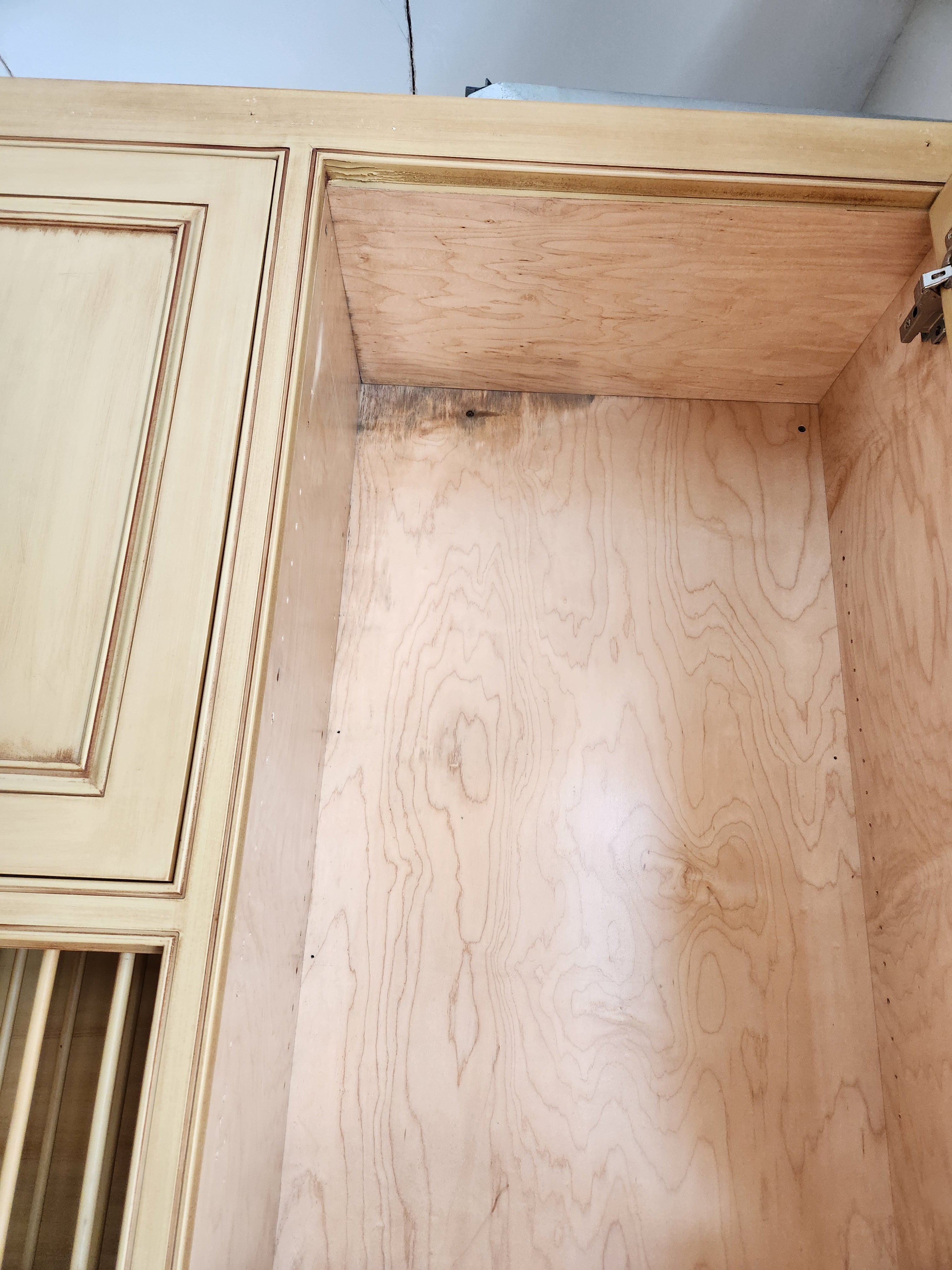 Traditional Light Brown Kitchen with Island, Appliances & Breakfast Area