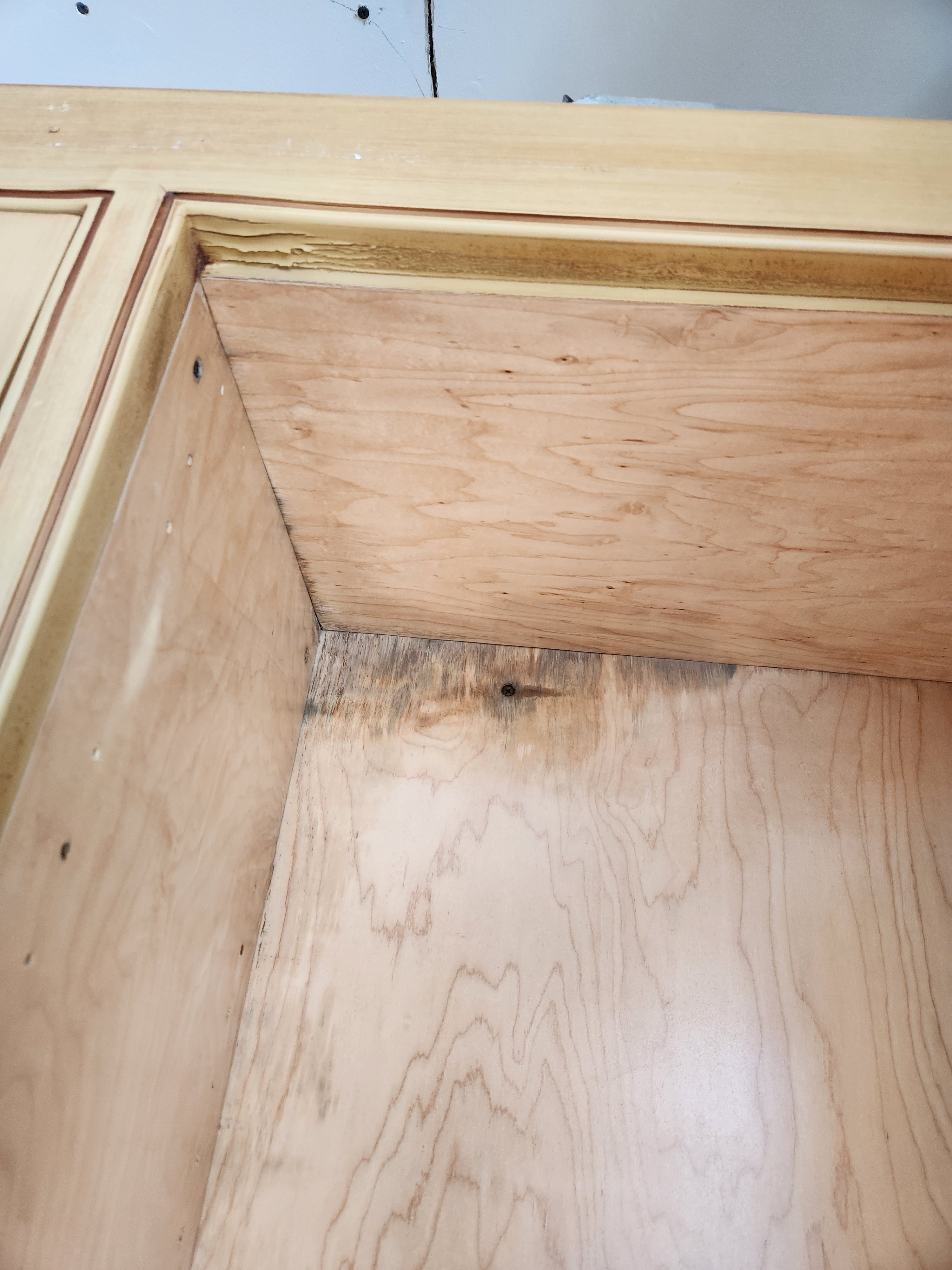 Traditional Light Brown Kitchen with Island, Appliances & Breakfast Area