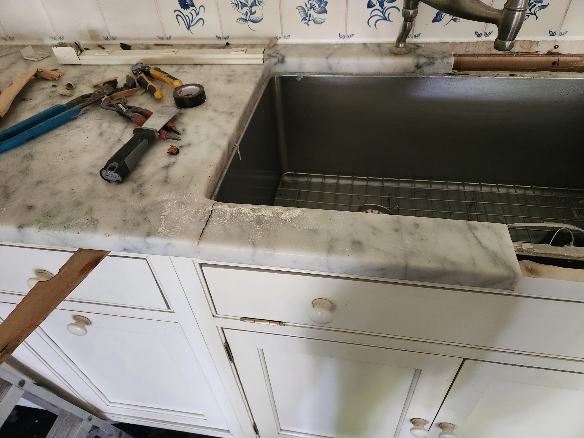 Heritage Traditional Creamy White Kitchen with Island, Marble Countertops and Appliances