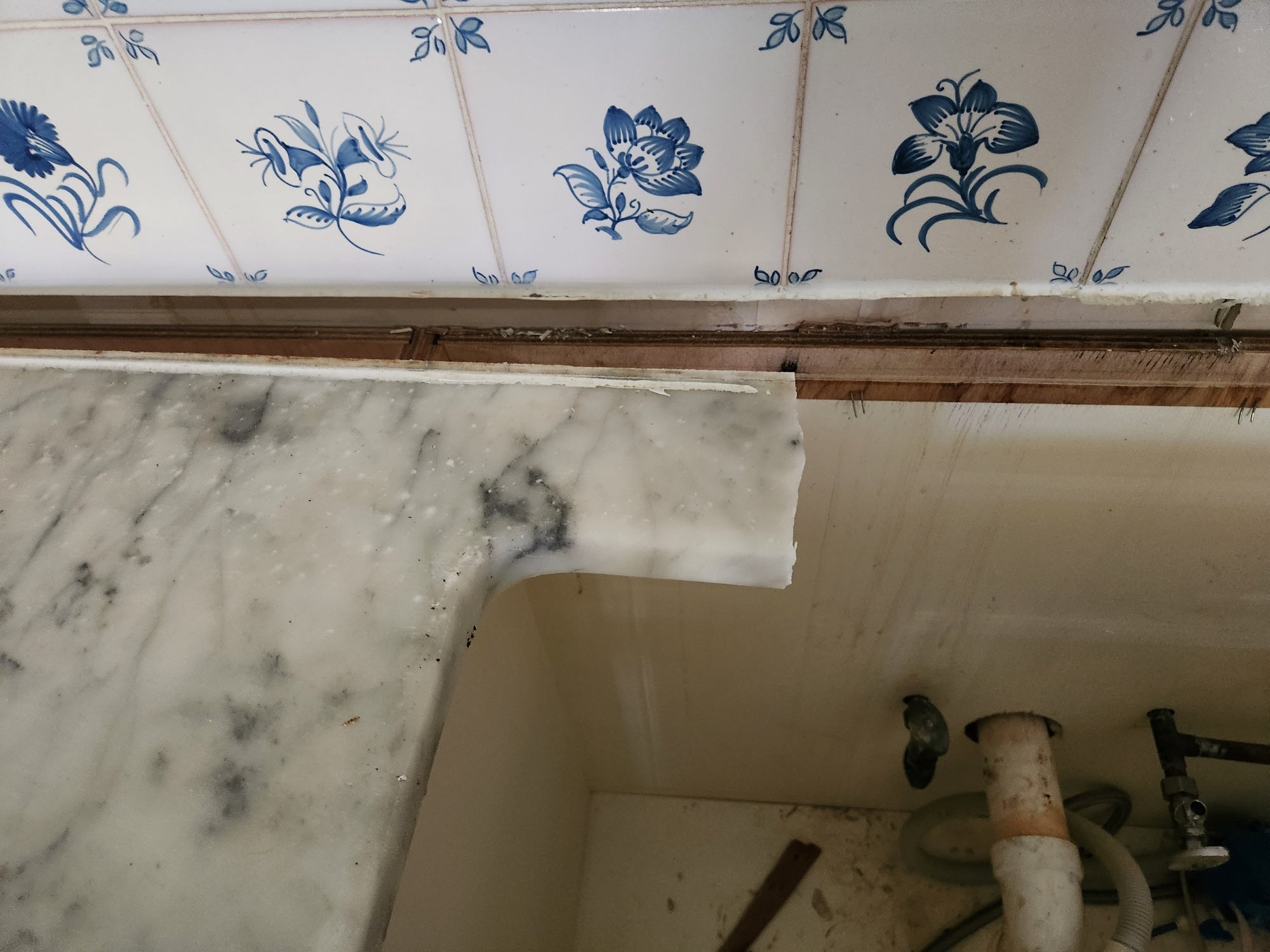 Heritage Traditional Creamy White Kitchen with Island, Marble Countertops and Appliances