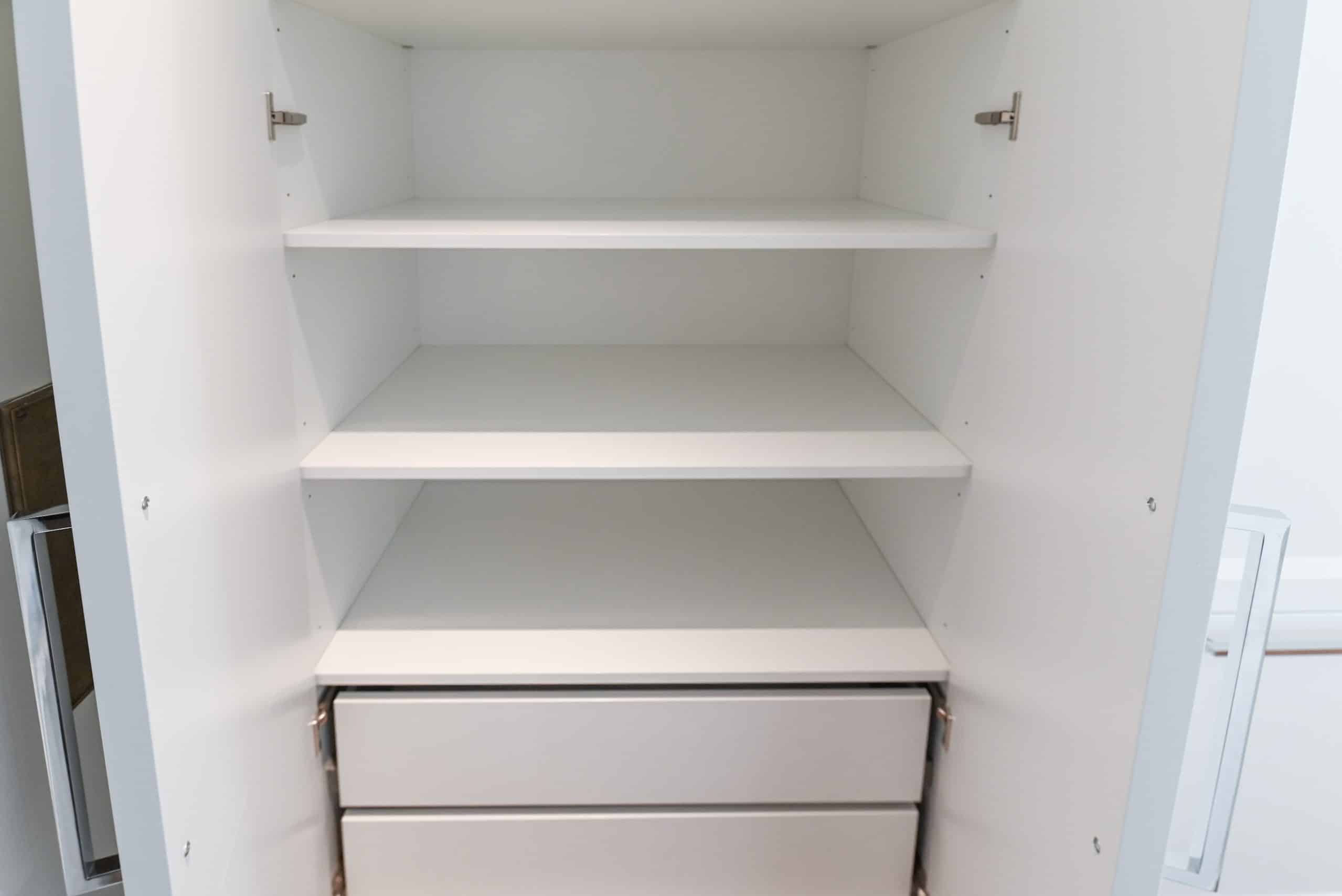 Molteni & C Dada Luxurious Winter Frost Traditional Pre-Owned Kitchen