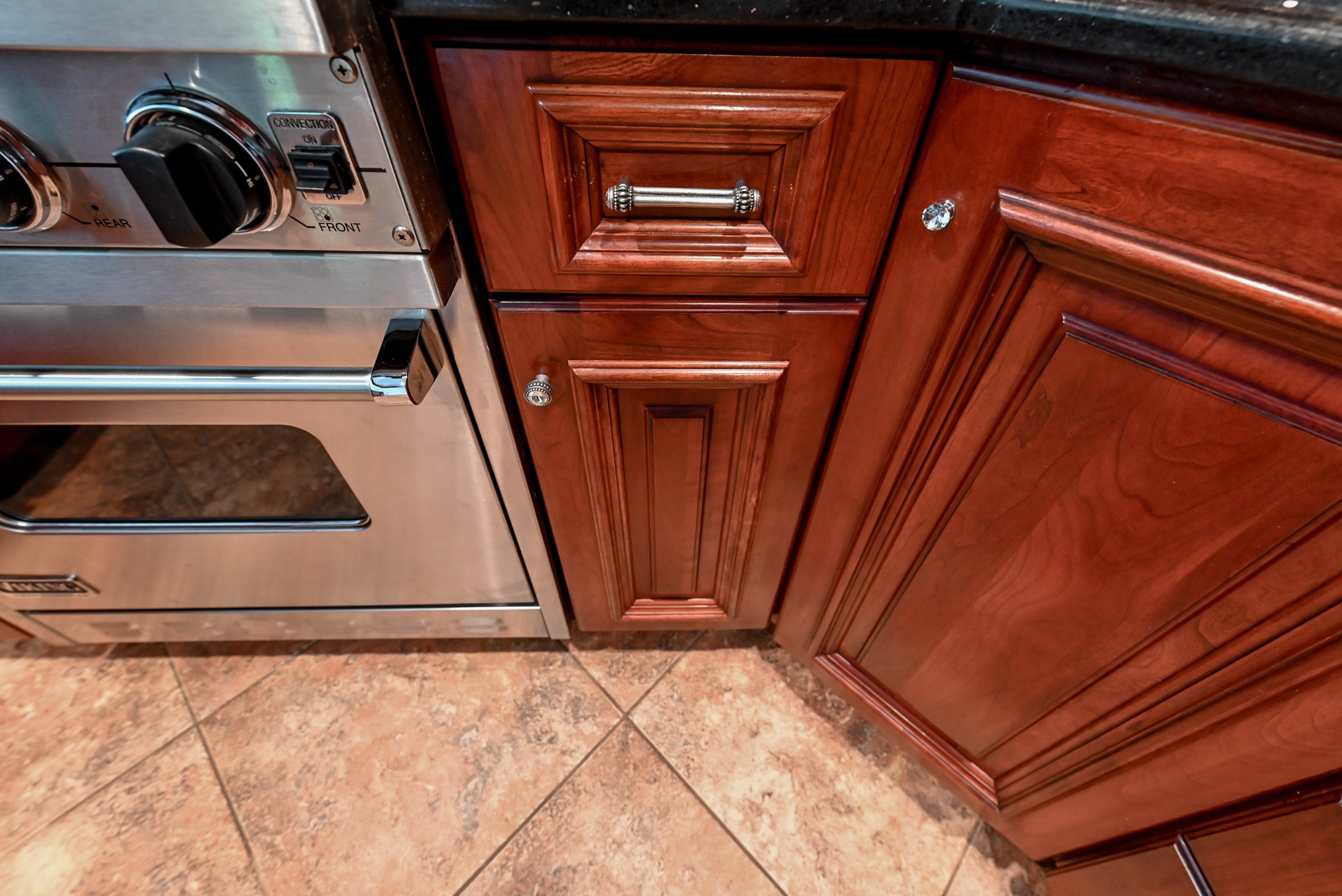 Bertch Apple Caramel Traditional Pre-Owned Kitchen