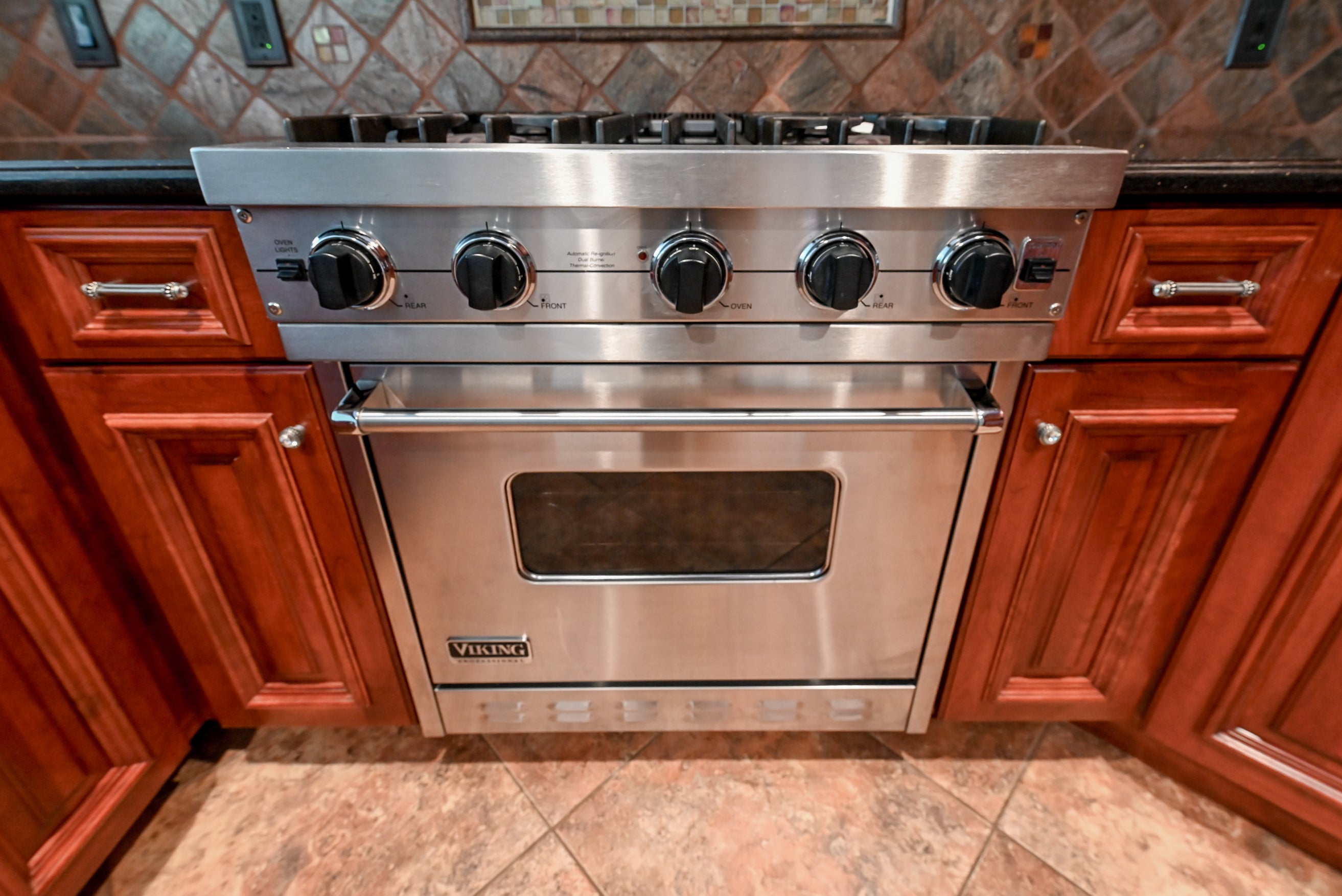 Bertch Apple Caramel Traditional Pre-Owned Kitchen