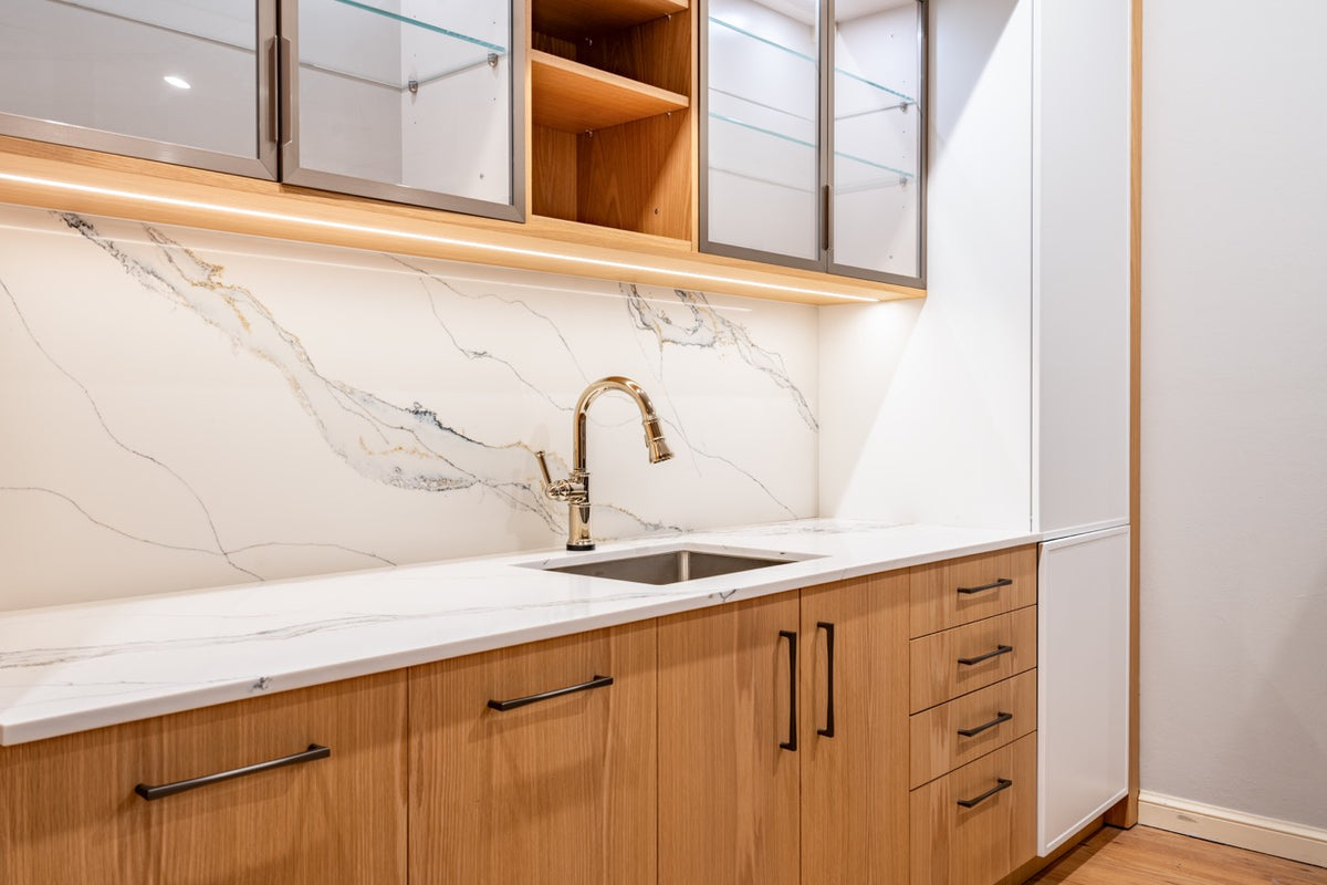 Han Krug Natural Oak & Matte White Modern Wet Bar