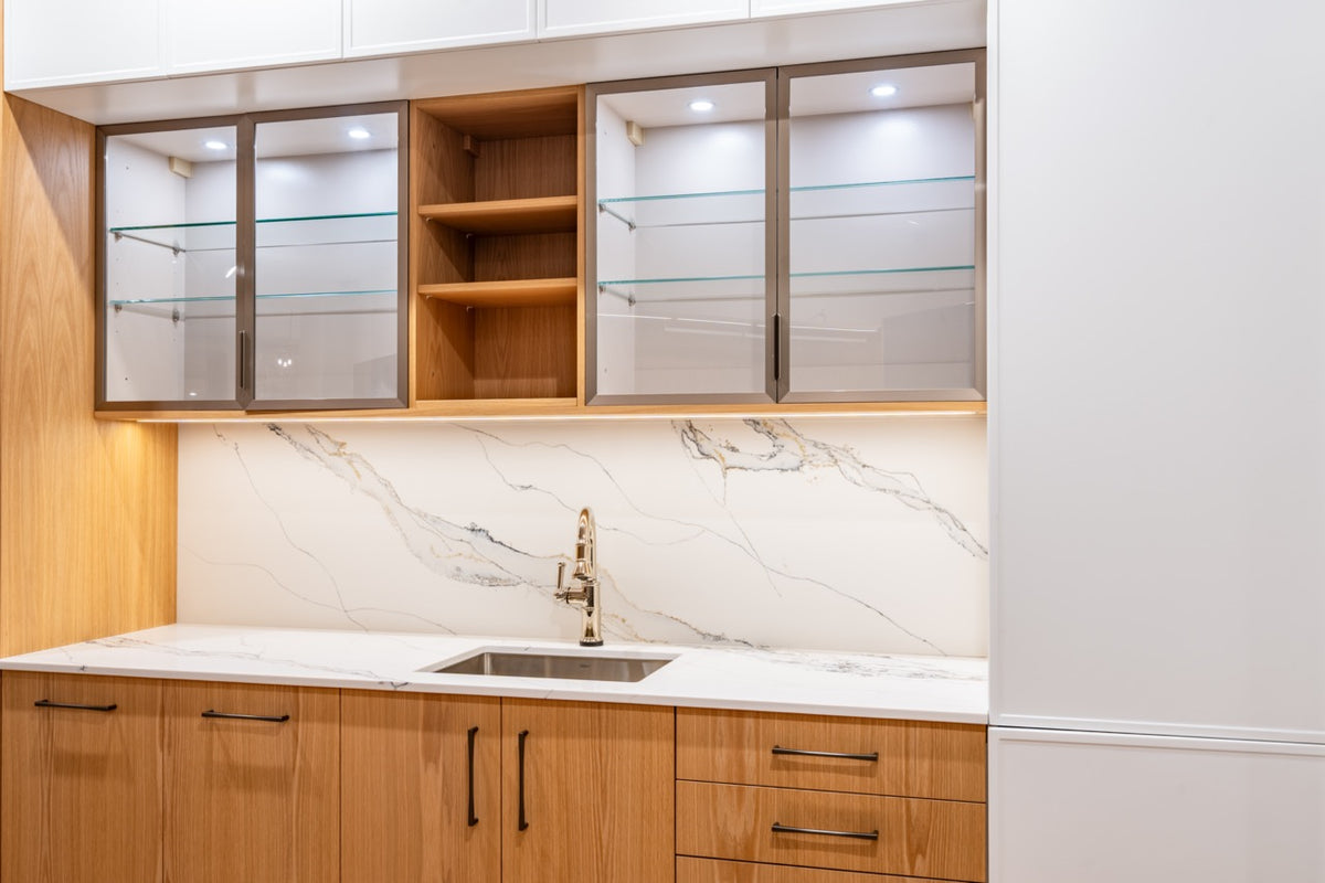 Han Krug Natural Oak & Matte White Modern Wet Bar