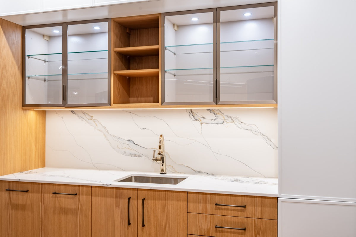 Han Krug Natural Oak & Matte White Modern Wet Bar
