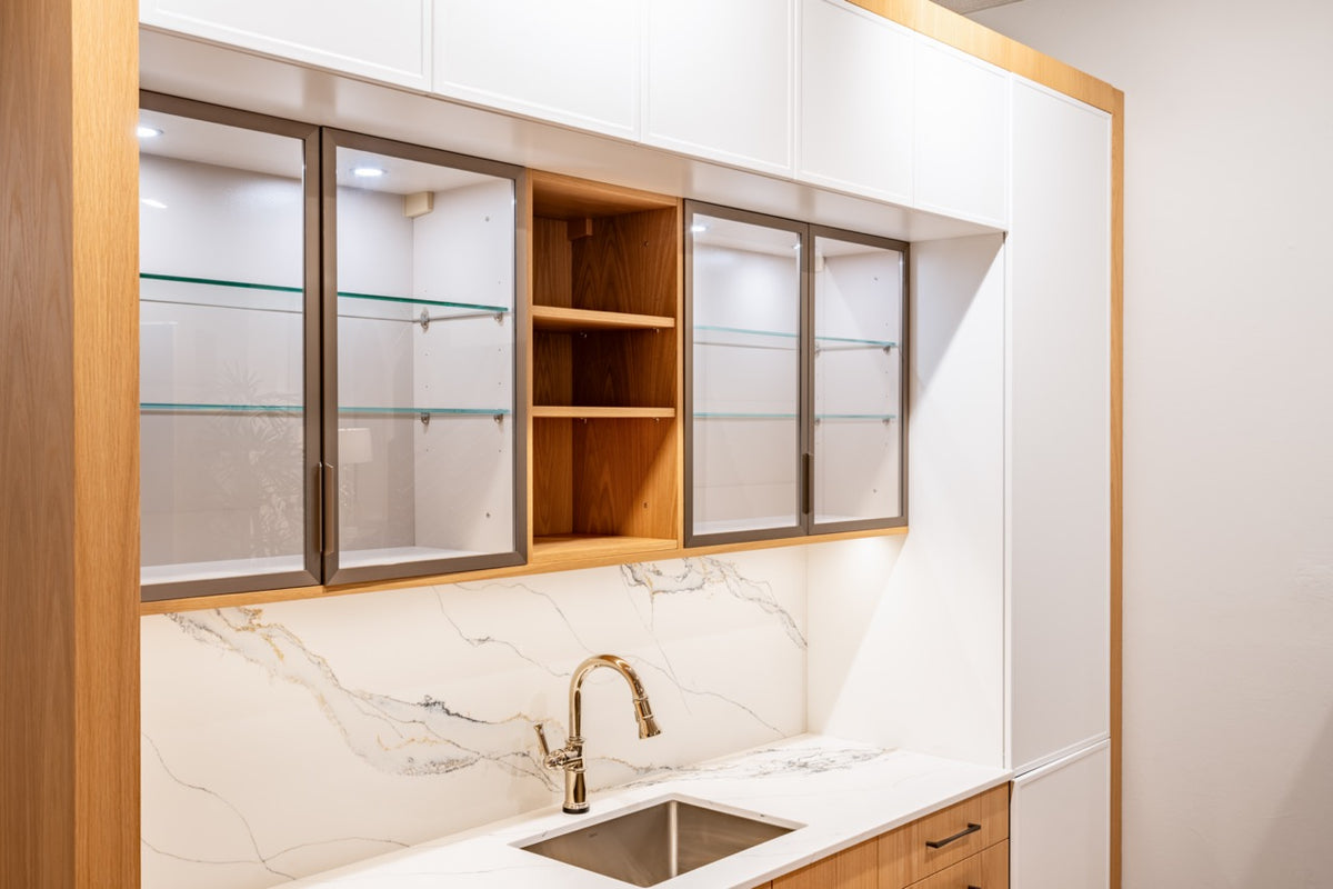Han Krug Natural Oak & Matte White Modern Wet Bar