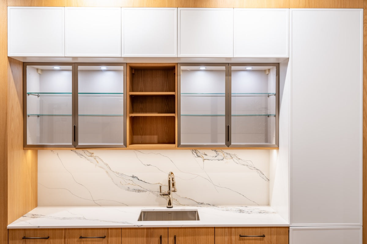 Han Krug Natural Oak & Matte White Modern Wet Bar