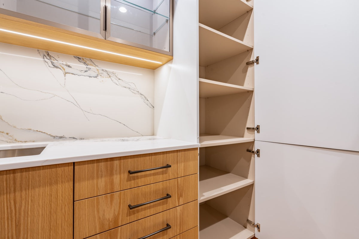 Han Krug Natural Oak & Matte White Modern Wet Bar
