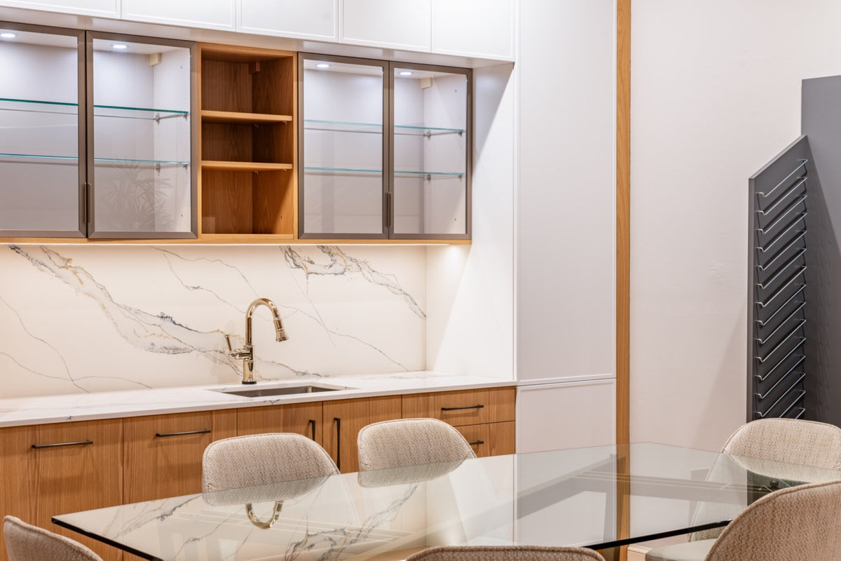 Han Krug Natural Oak & Matte White Modern Wet Bar