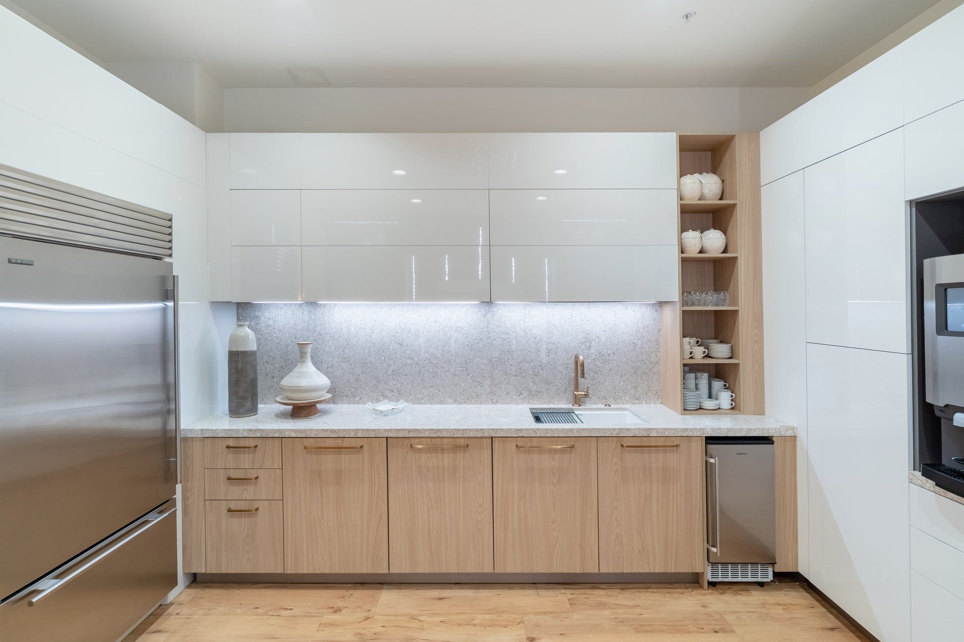 Hans Krug Modern White Oak & High Gloss Kitchen