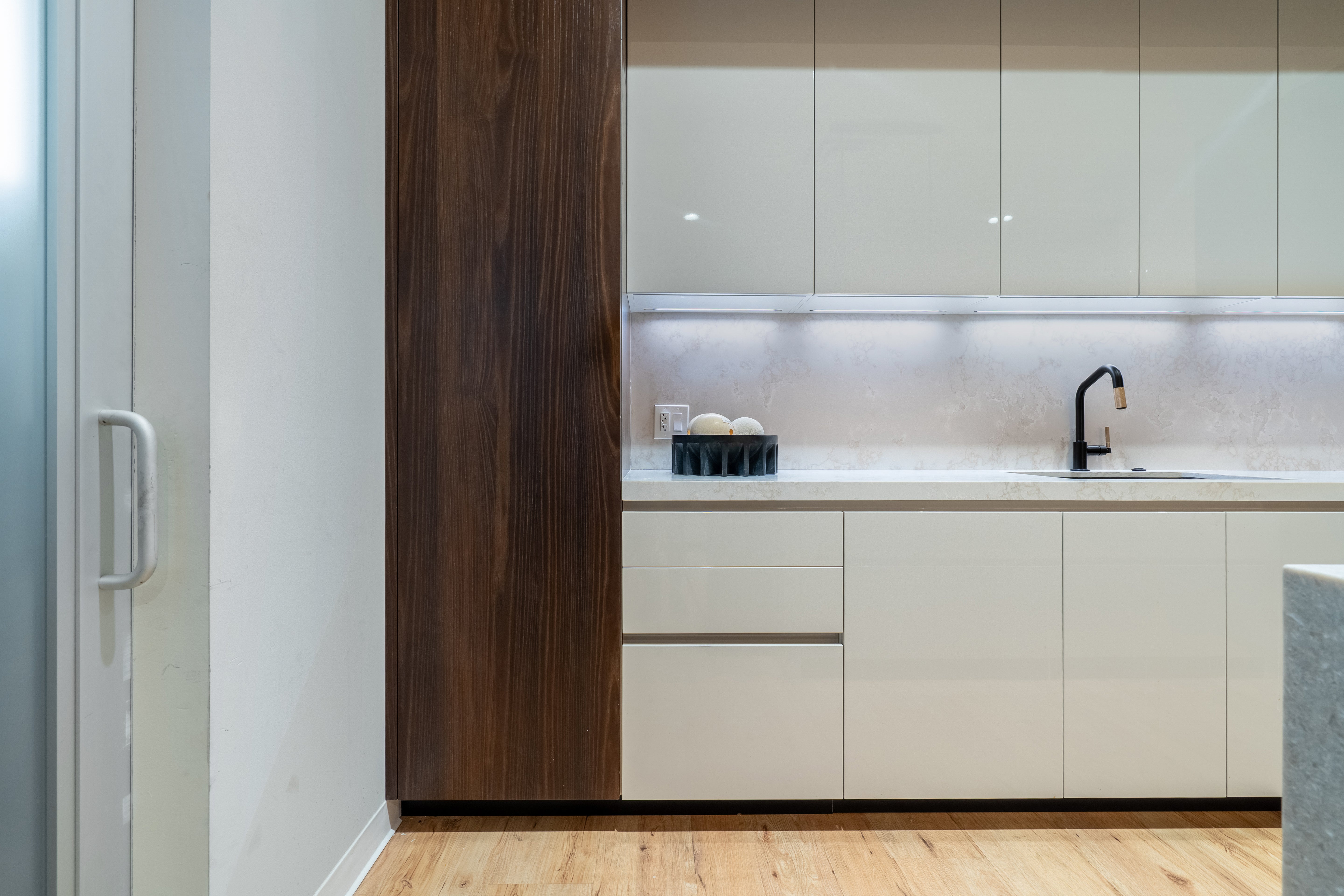 Hans Krug Modern Dark Espresso & White Gloss Kitchen with Island and Bar