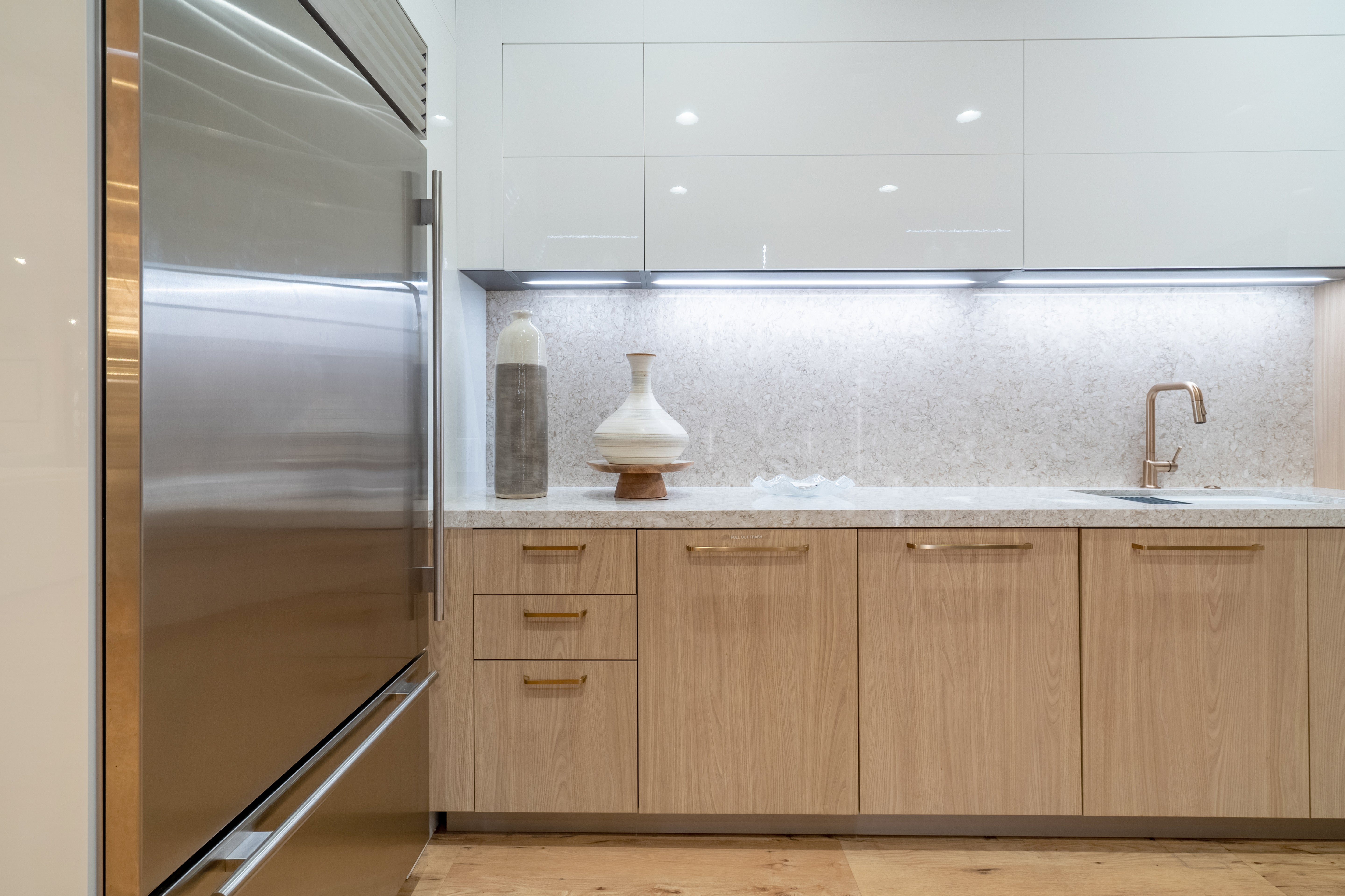 High-end architectural kitchen design featuring mixed wood and gloss finishes by Hans Krug