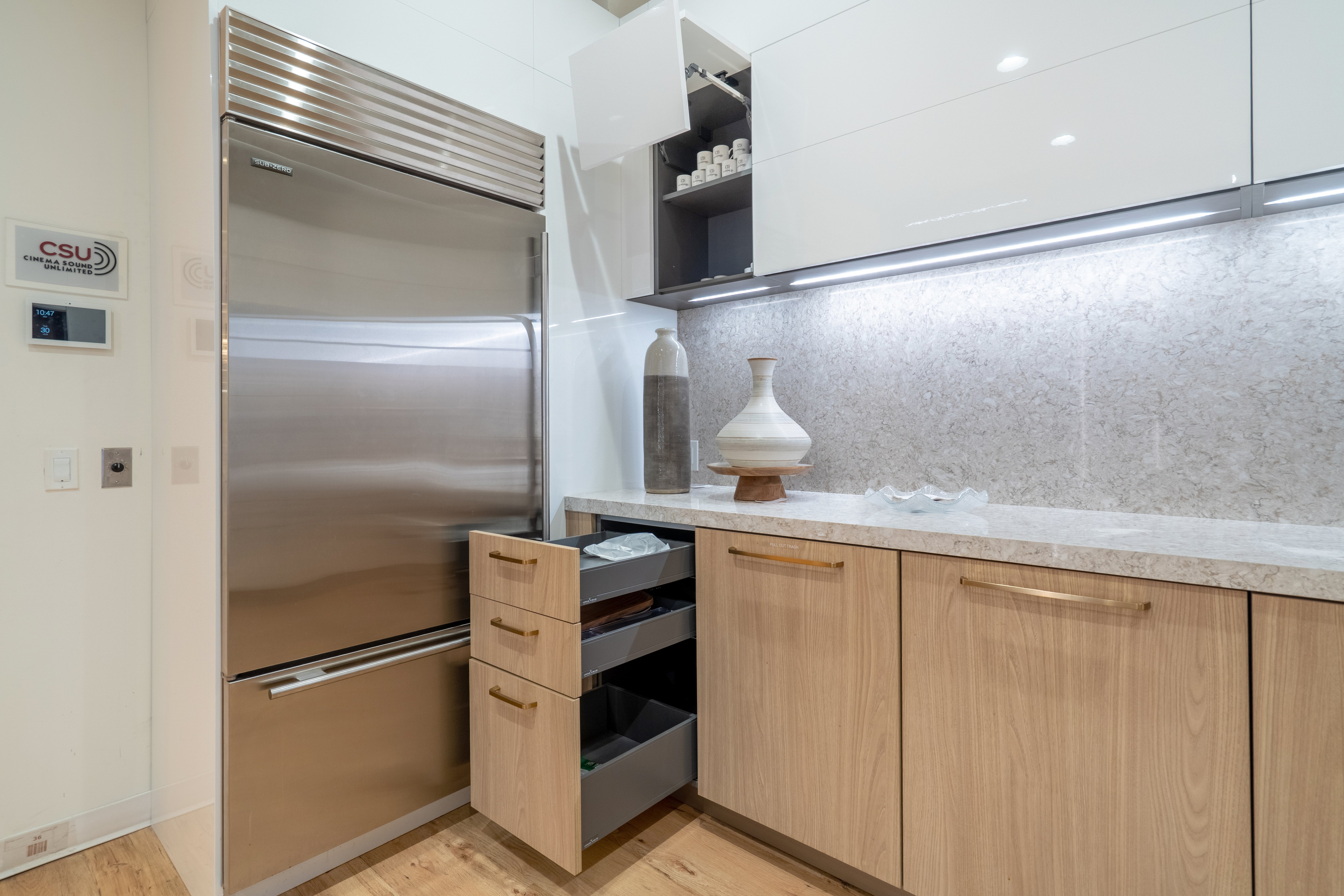 Hans Krug Modern White Oak & High Gloss Kitchen