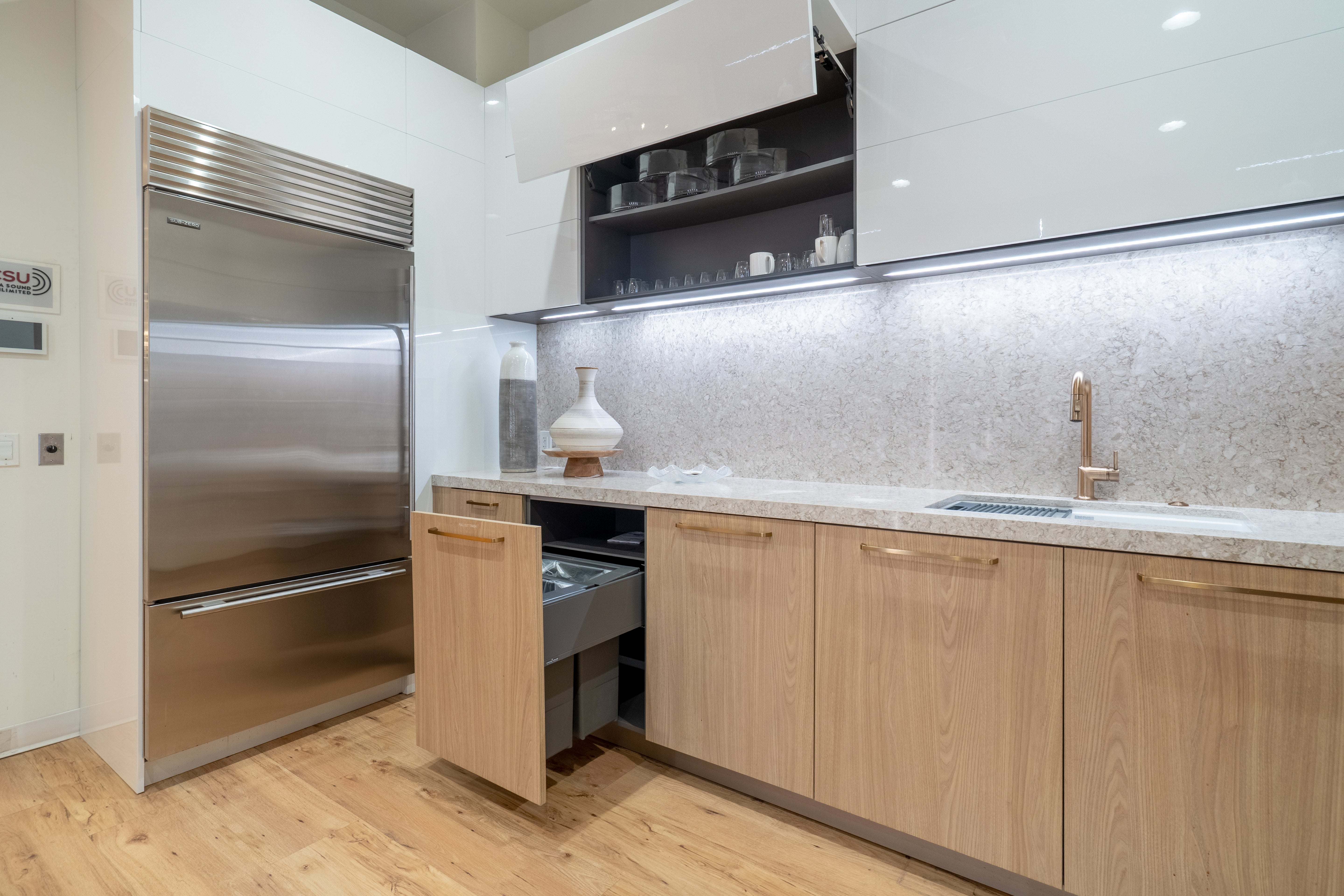 Hans Krug Modern White Oak & High Gloss Kitchen