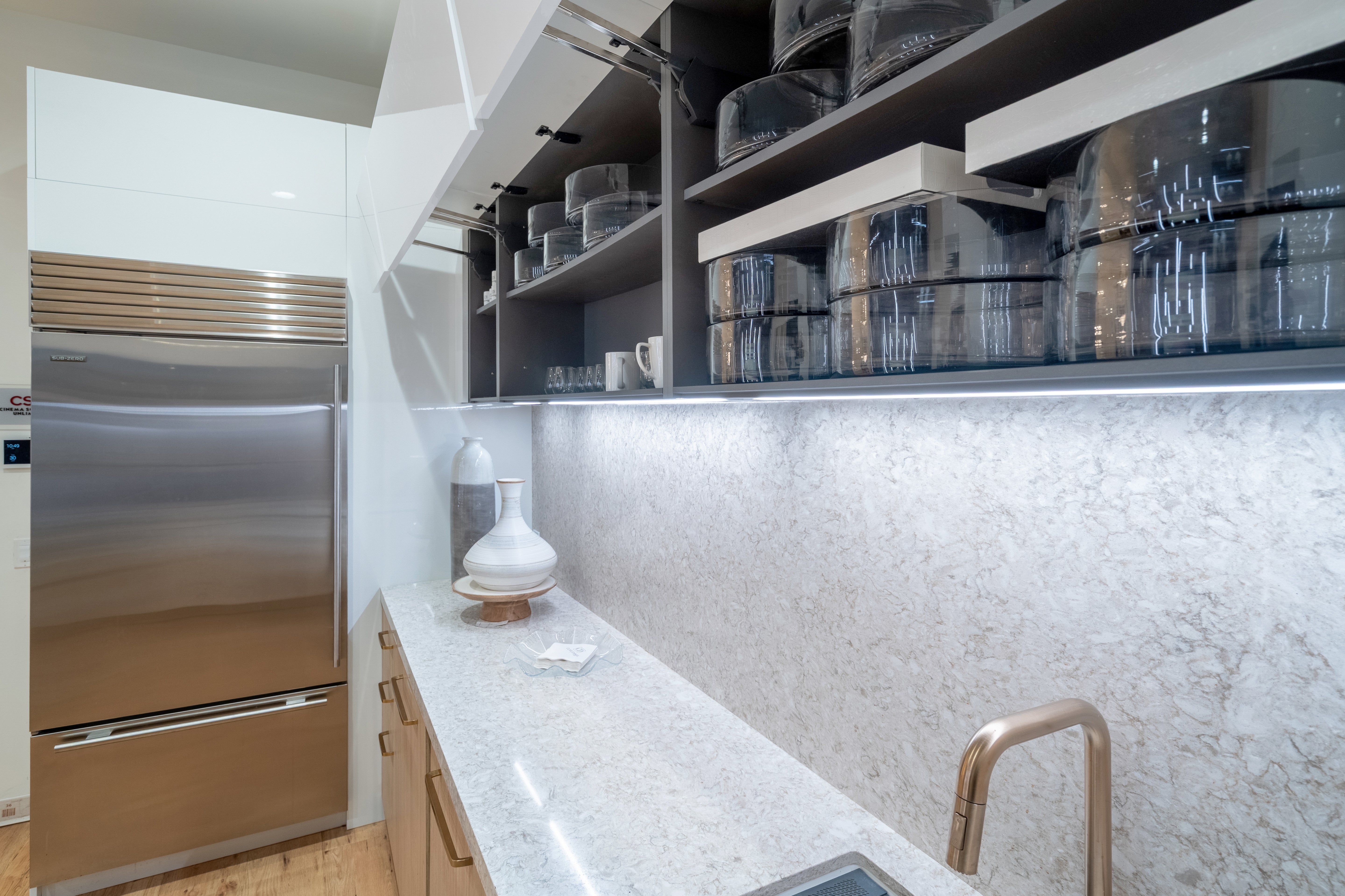 Hans Krug Modern White Oak & High Gloss Kitchen
