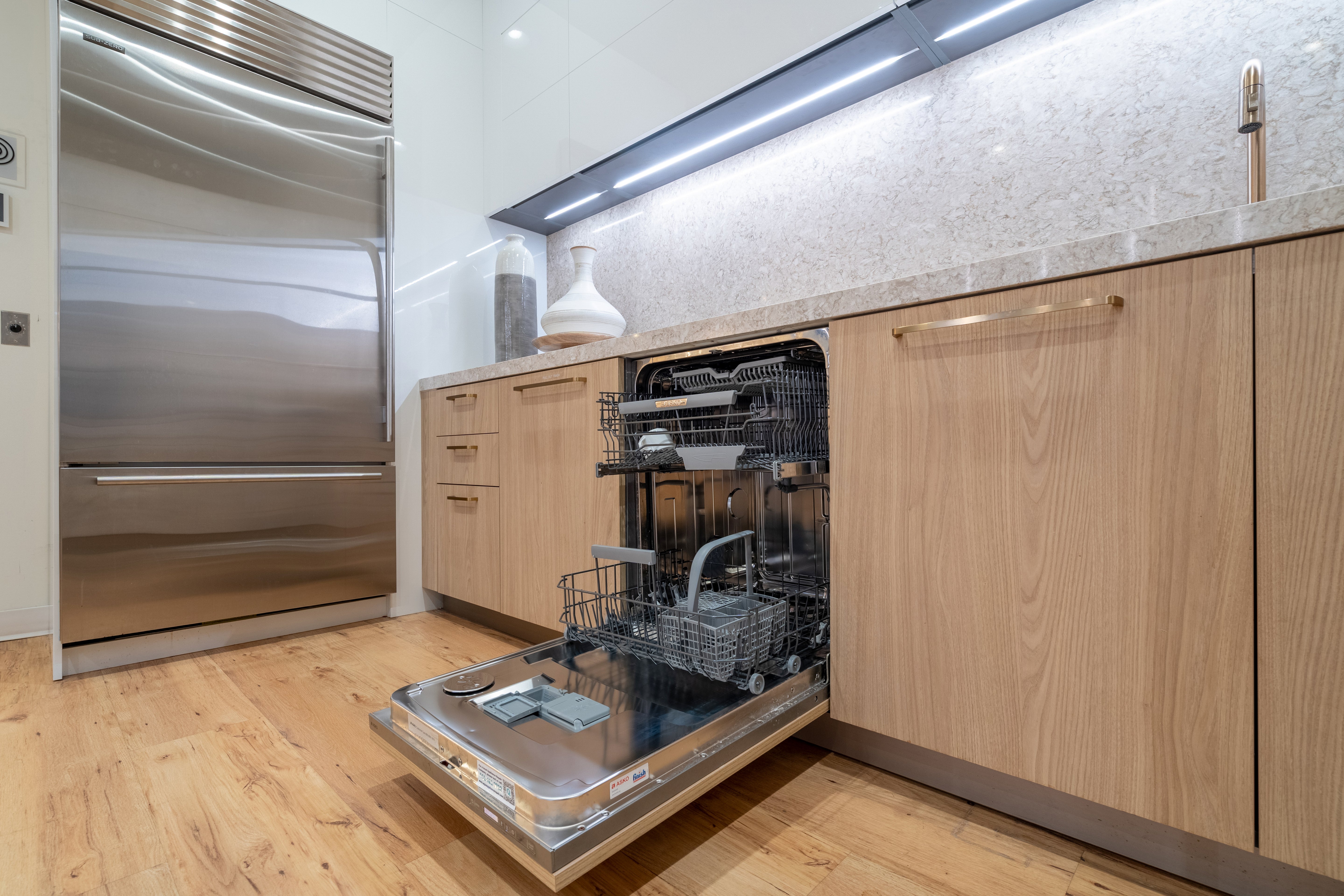 Hans Krug Modern White Oak & High Gloss Kitchen