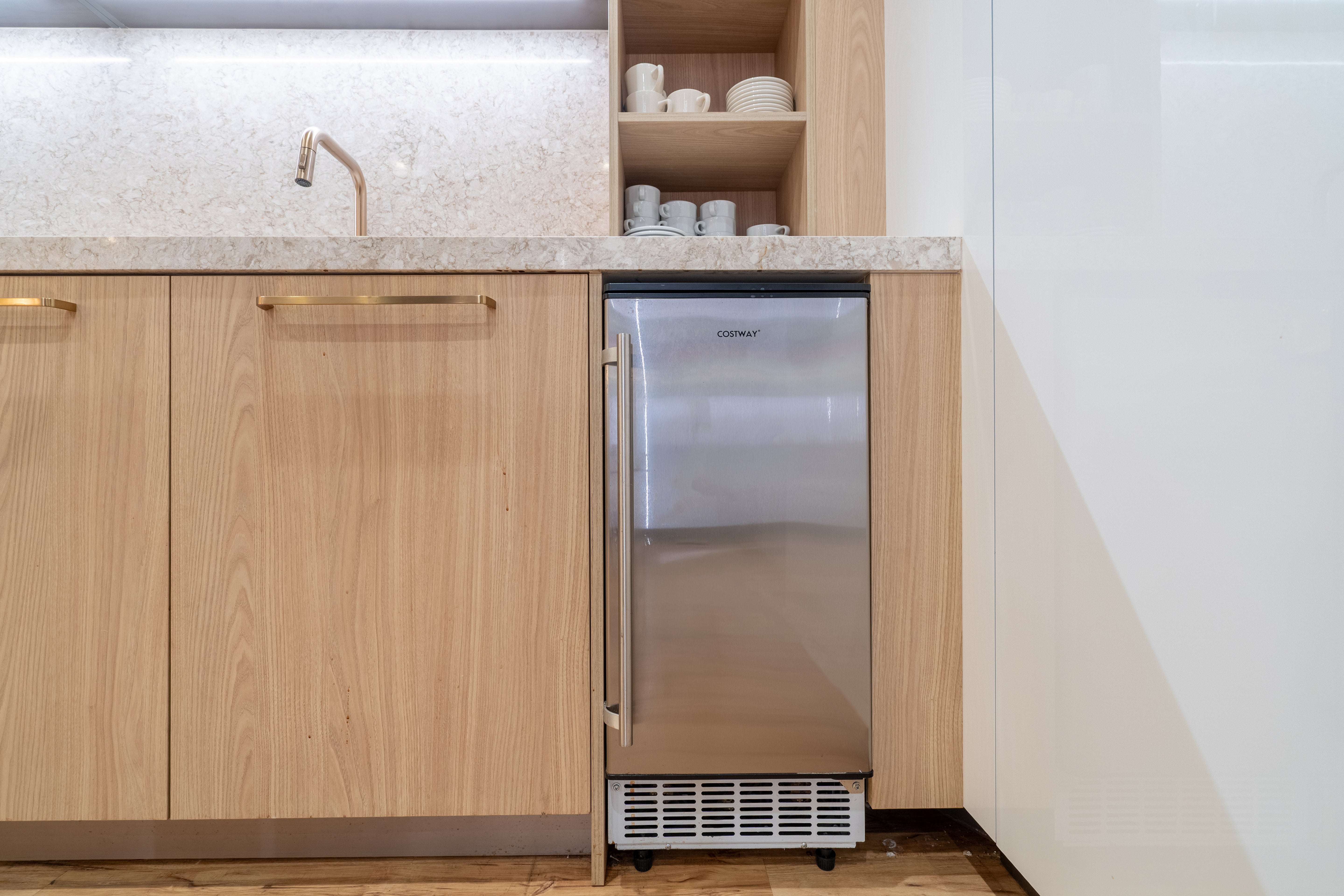 Hans Krug Modern White Oak & High Gloss Kitchen
