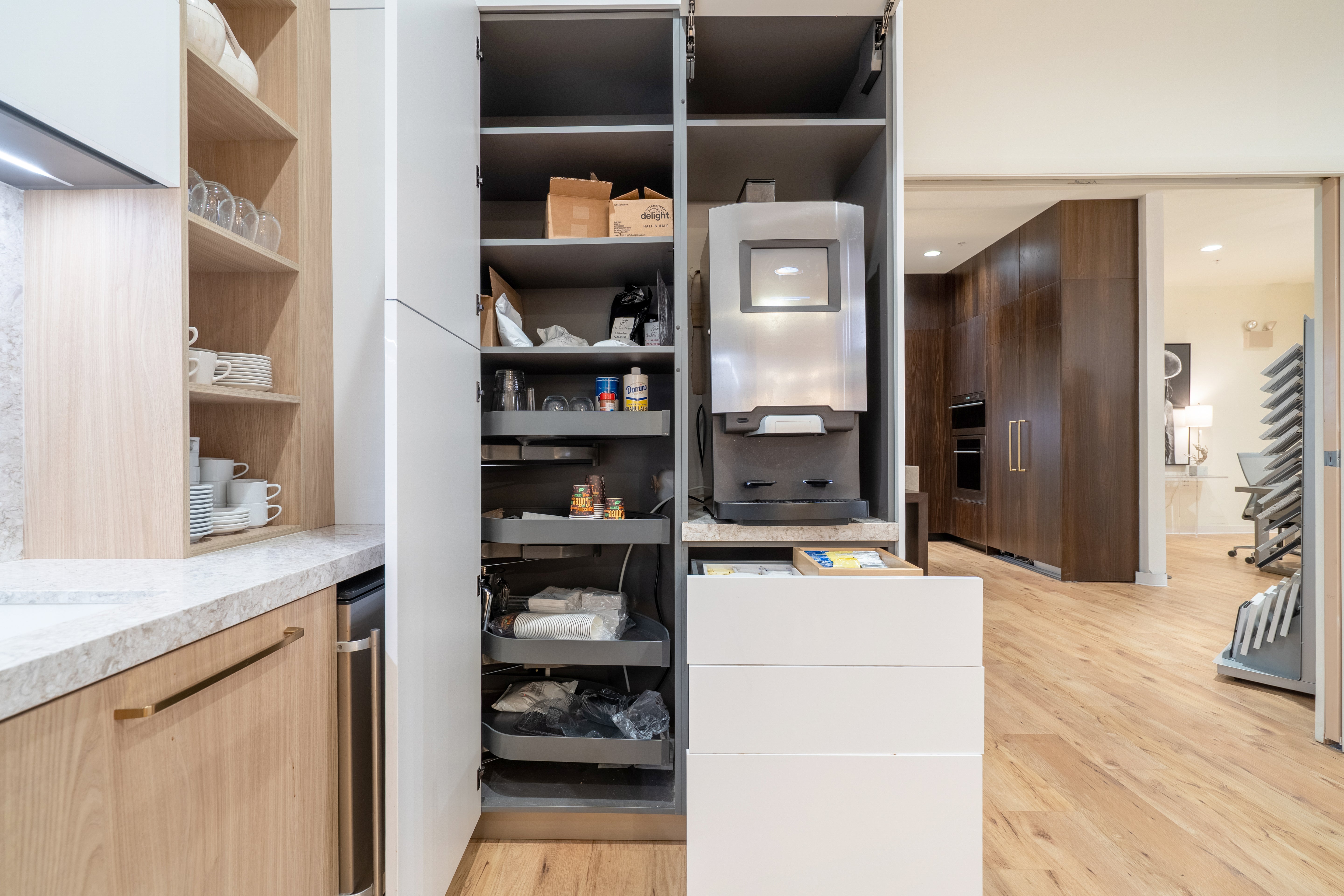 Hans Krug Modern White Oak & High Gloss Kitchen