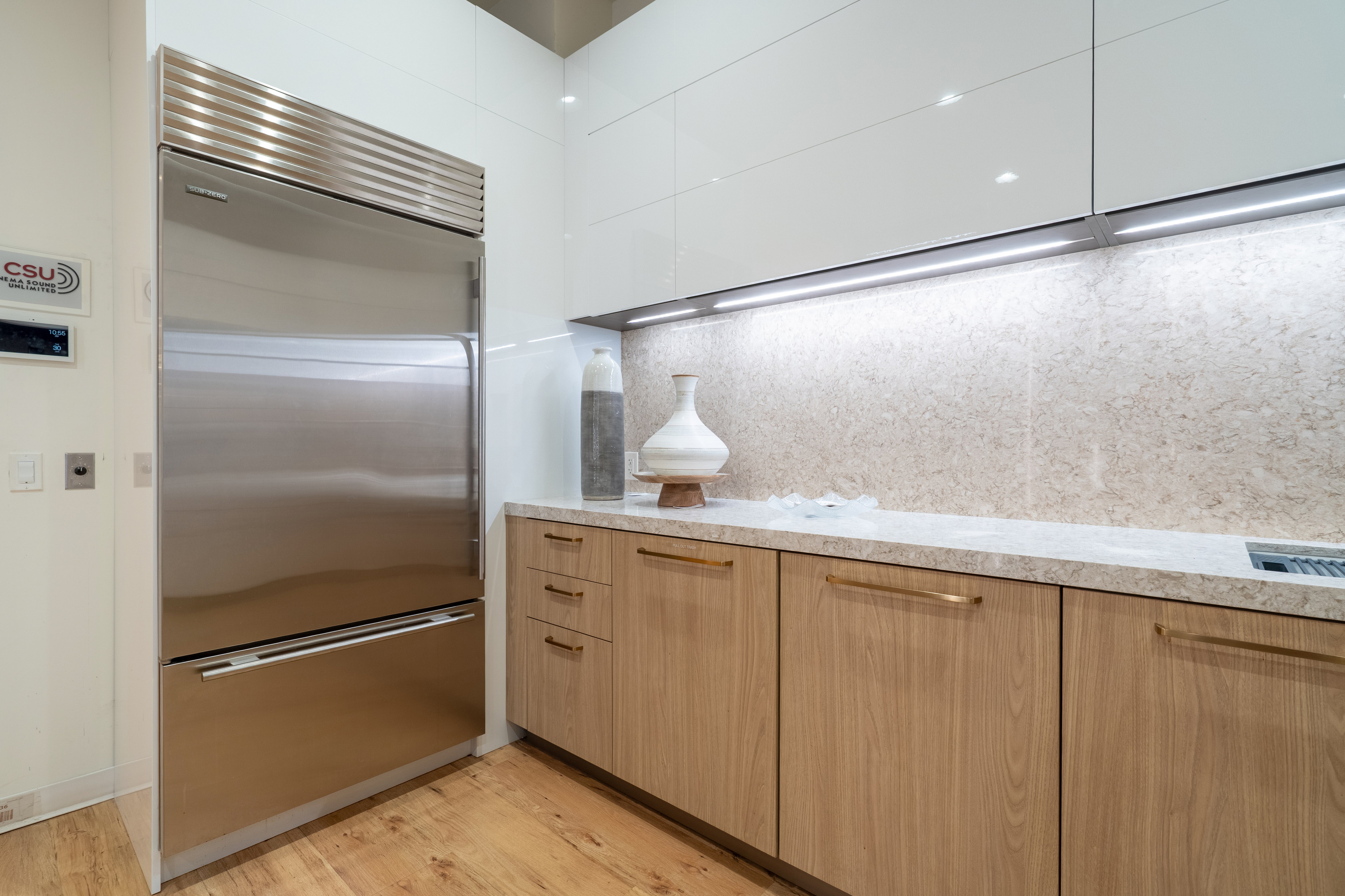 Hans Krug Modern White Oak & High Gloss Kitchen