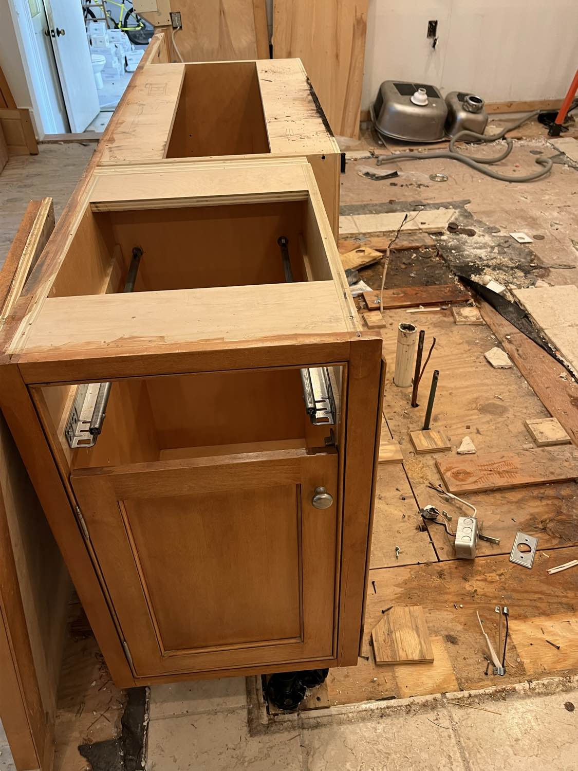 Traditional Wooden Kitchen with Granite Countertops and Complete Appliance Package