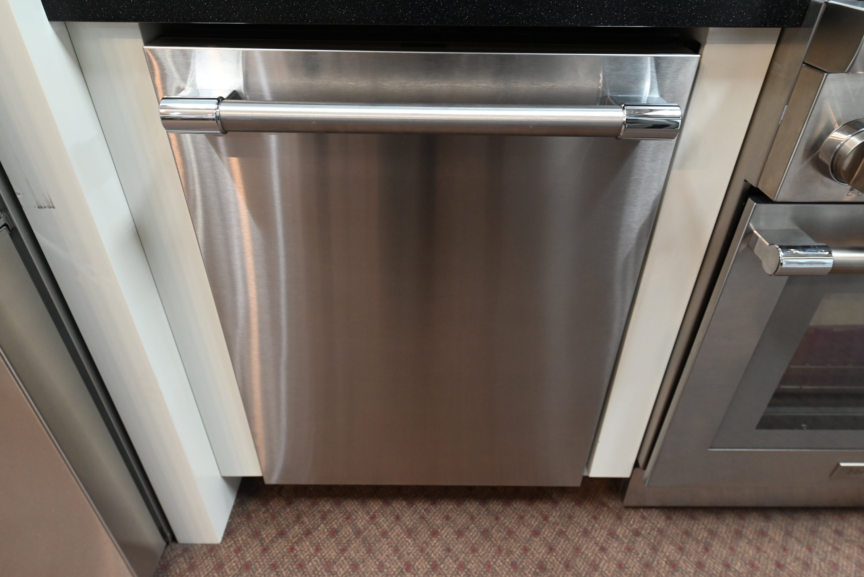 Thermador DWHD650WFP Emerald 24 inch built in dishwasher front view stainless steel pro handle
