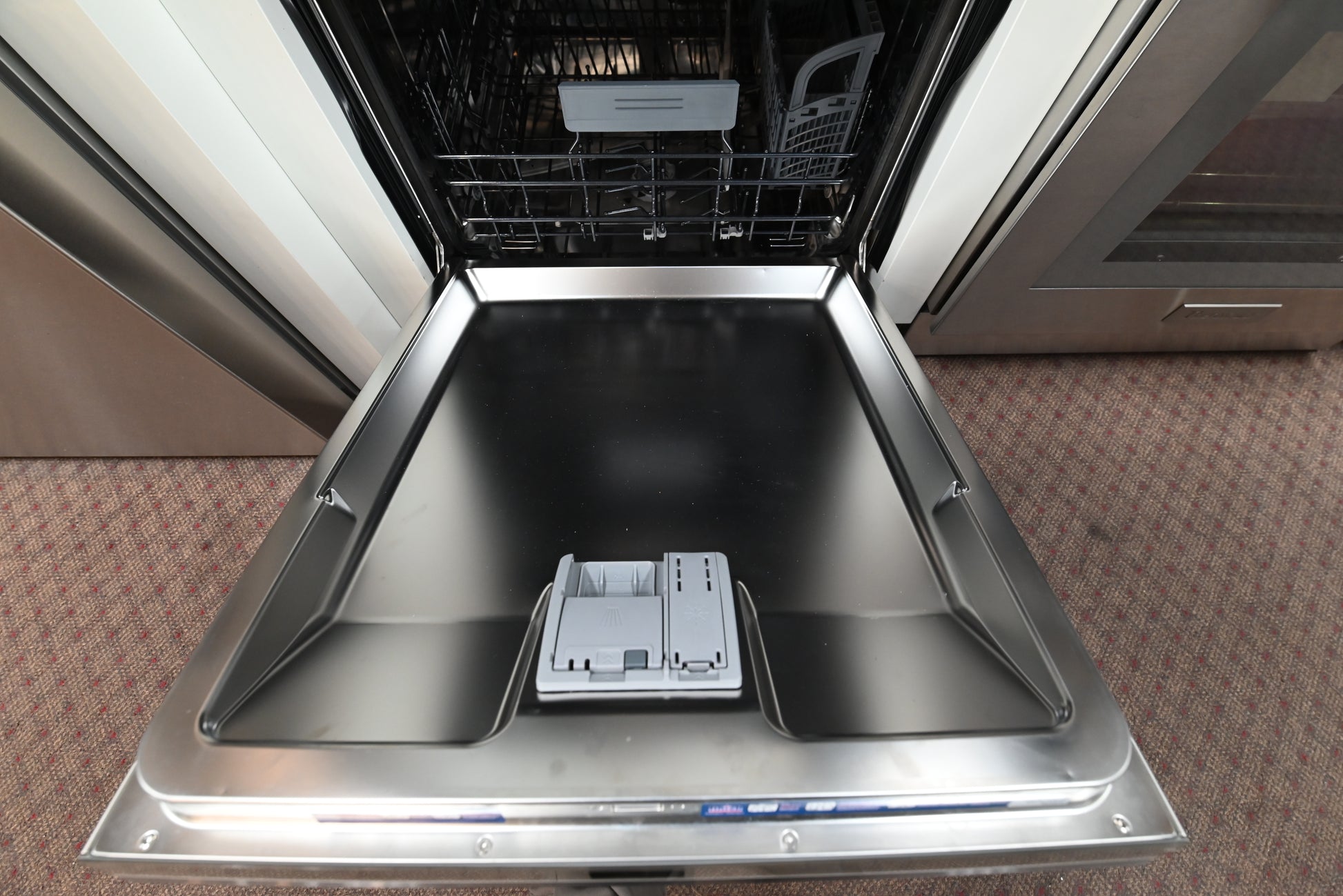 Thermador 24 dishwasher top edge view showing hidden push button control console