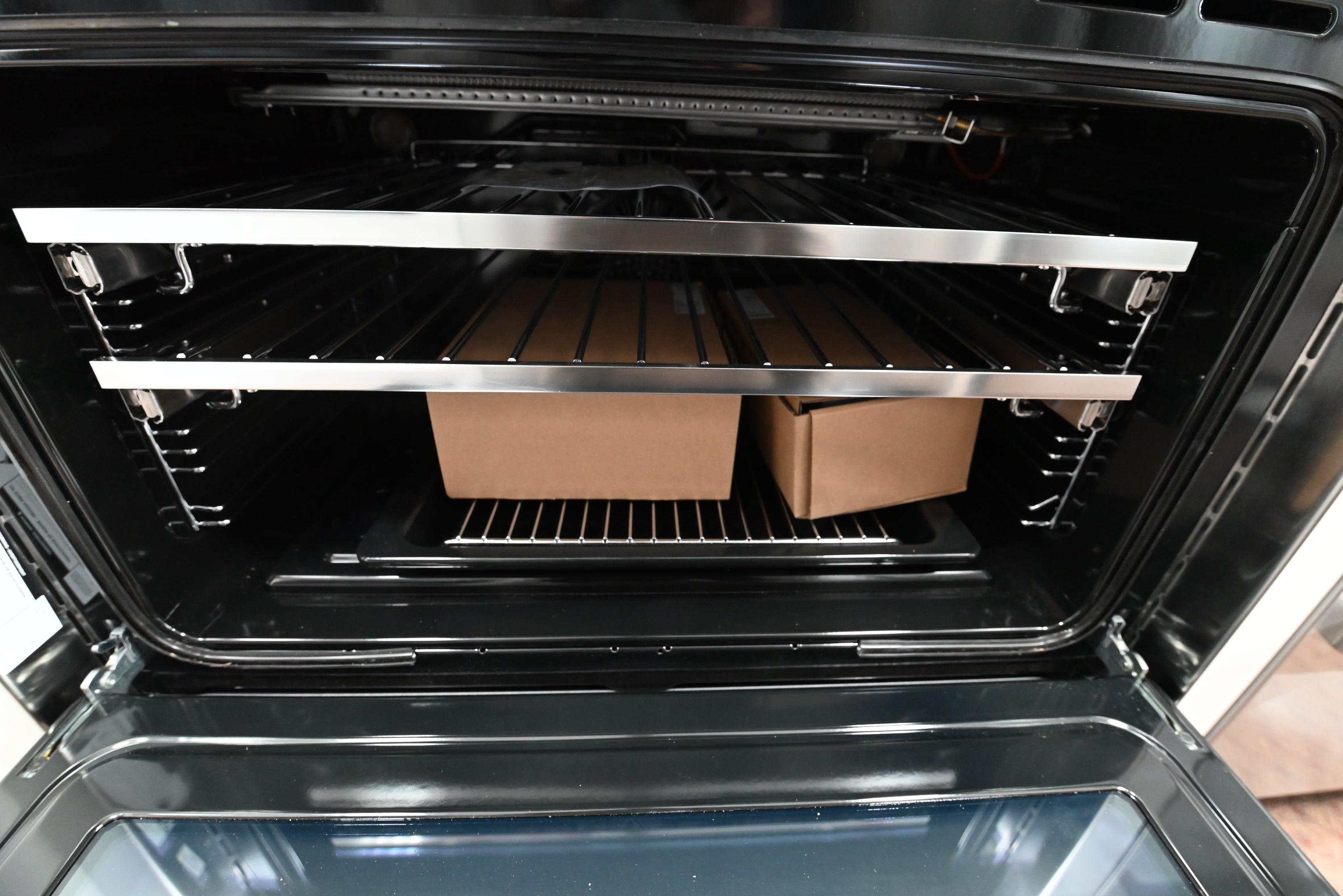 Fisher Paykel 4 burner gas range with continuous cast iron grates