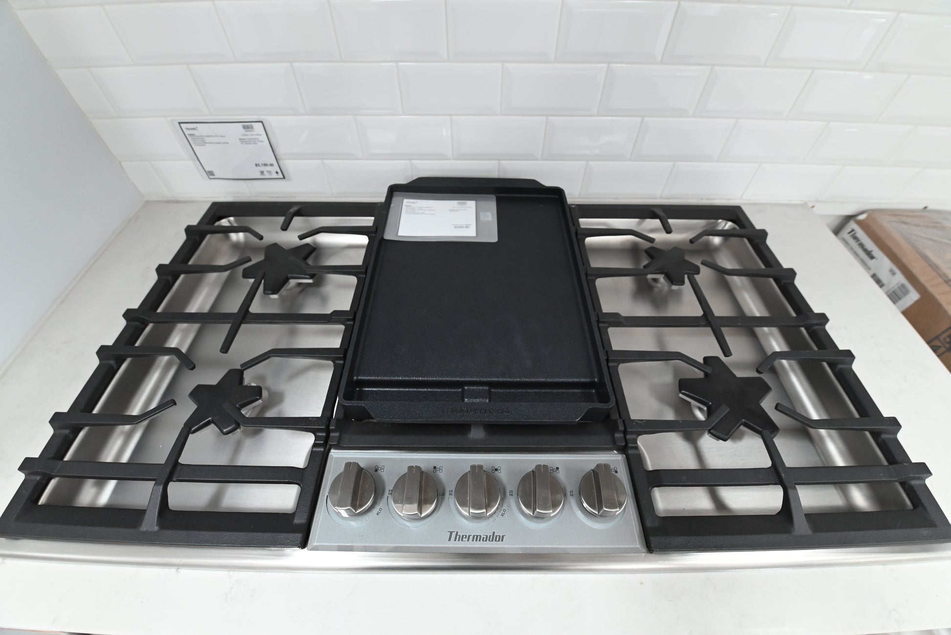 Luxury 36 inch drop in gas cooktop showing 5 raised Pedestal Star Burners and illuminated light ring knobs