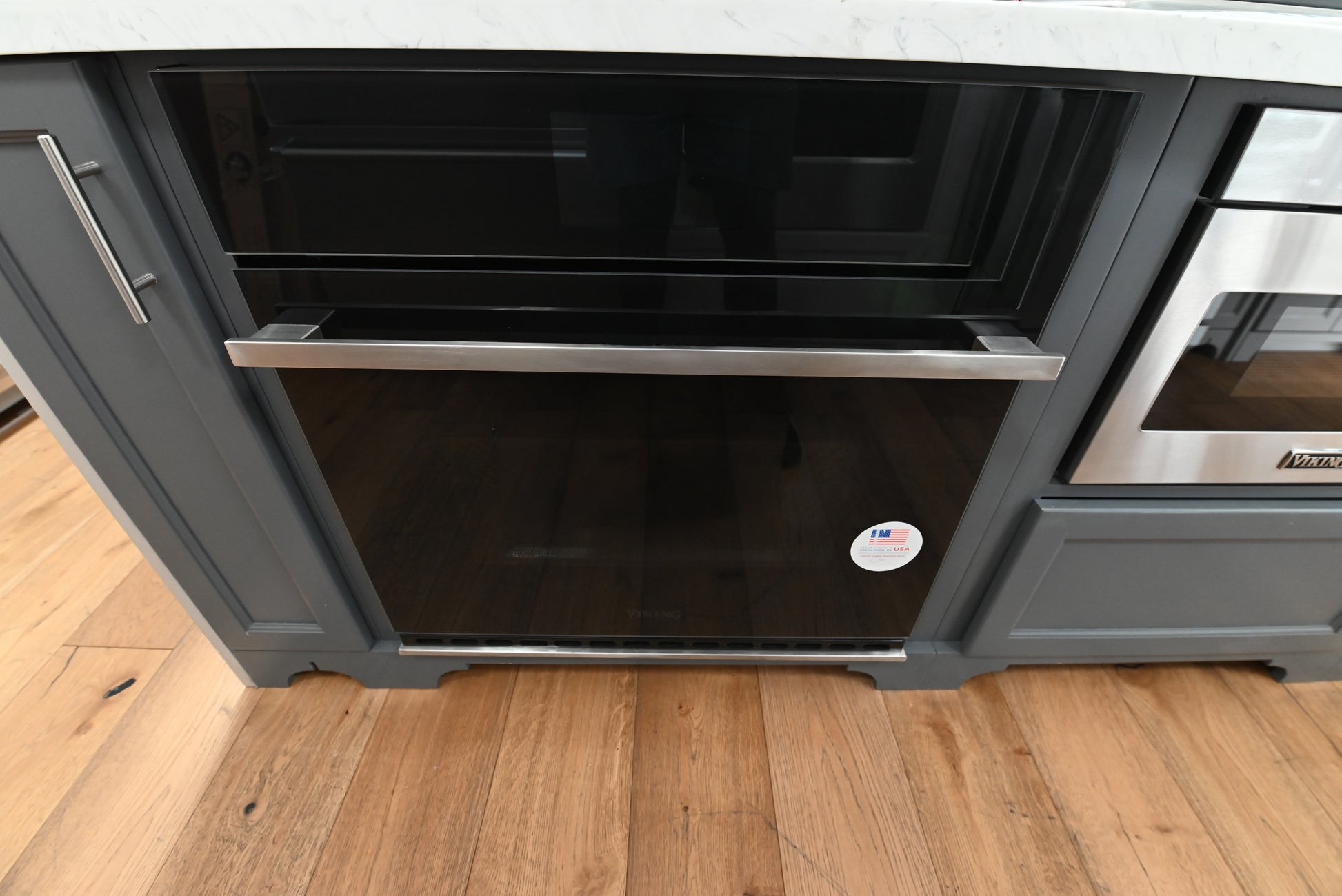 Viking MVSOE630BG Virtuoso 6 Series 30 inch single electric wall oven front view black glass
