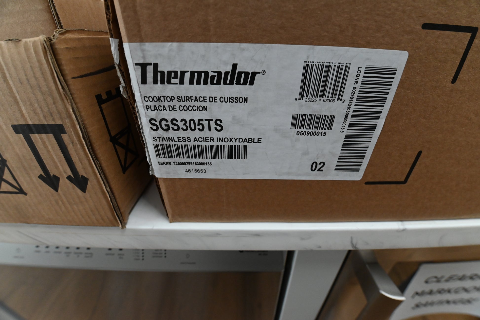 Thermador 30 gas cooktop close up showing die cast metal knobs and stainless steel basin