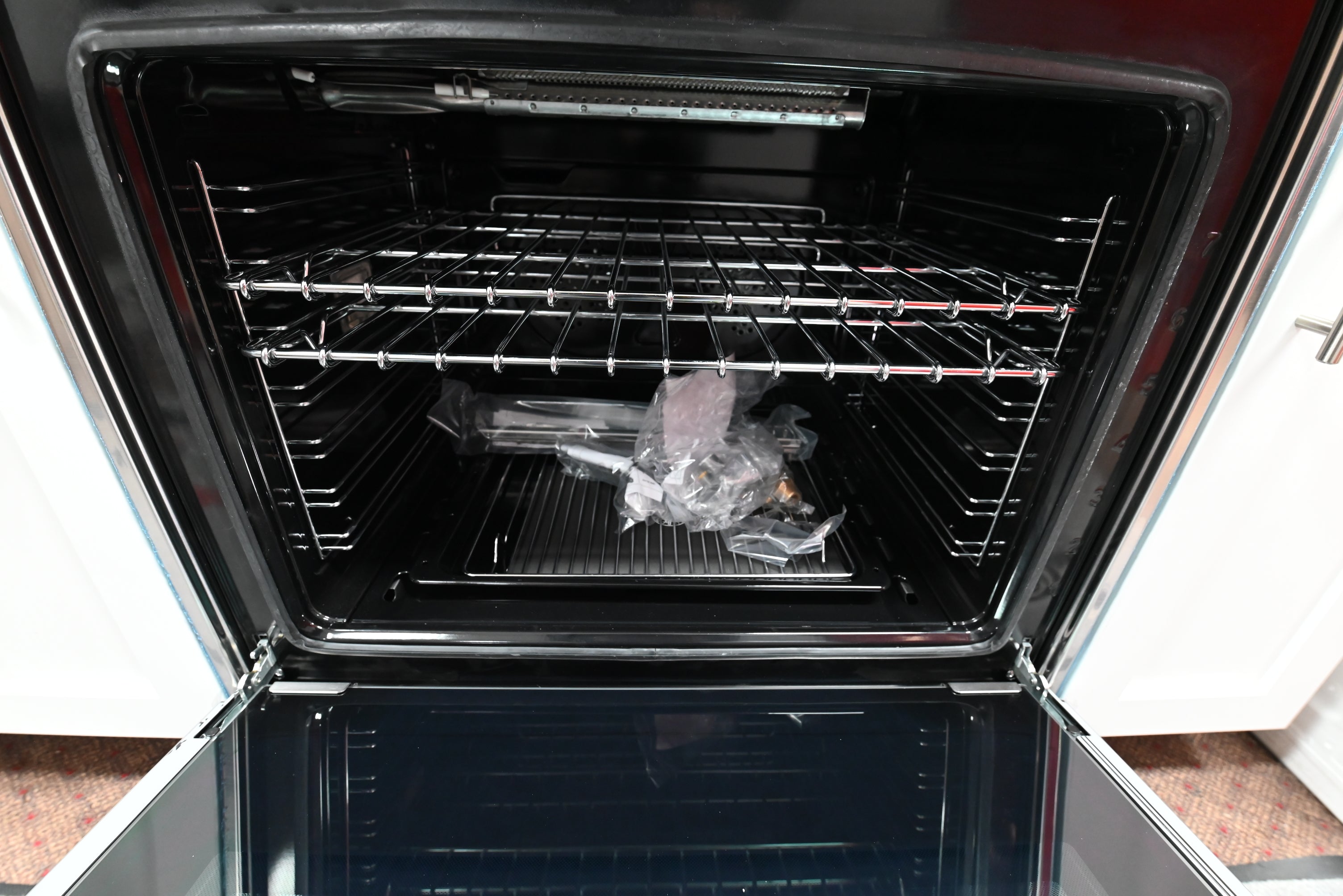Luxury 30 inch pro gas range cooktop showing four solid brass burners and cast iron grates