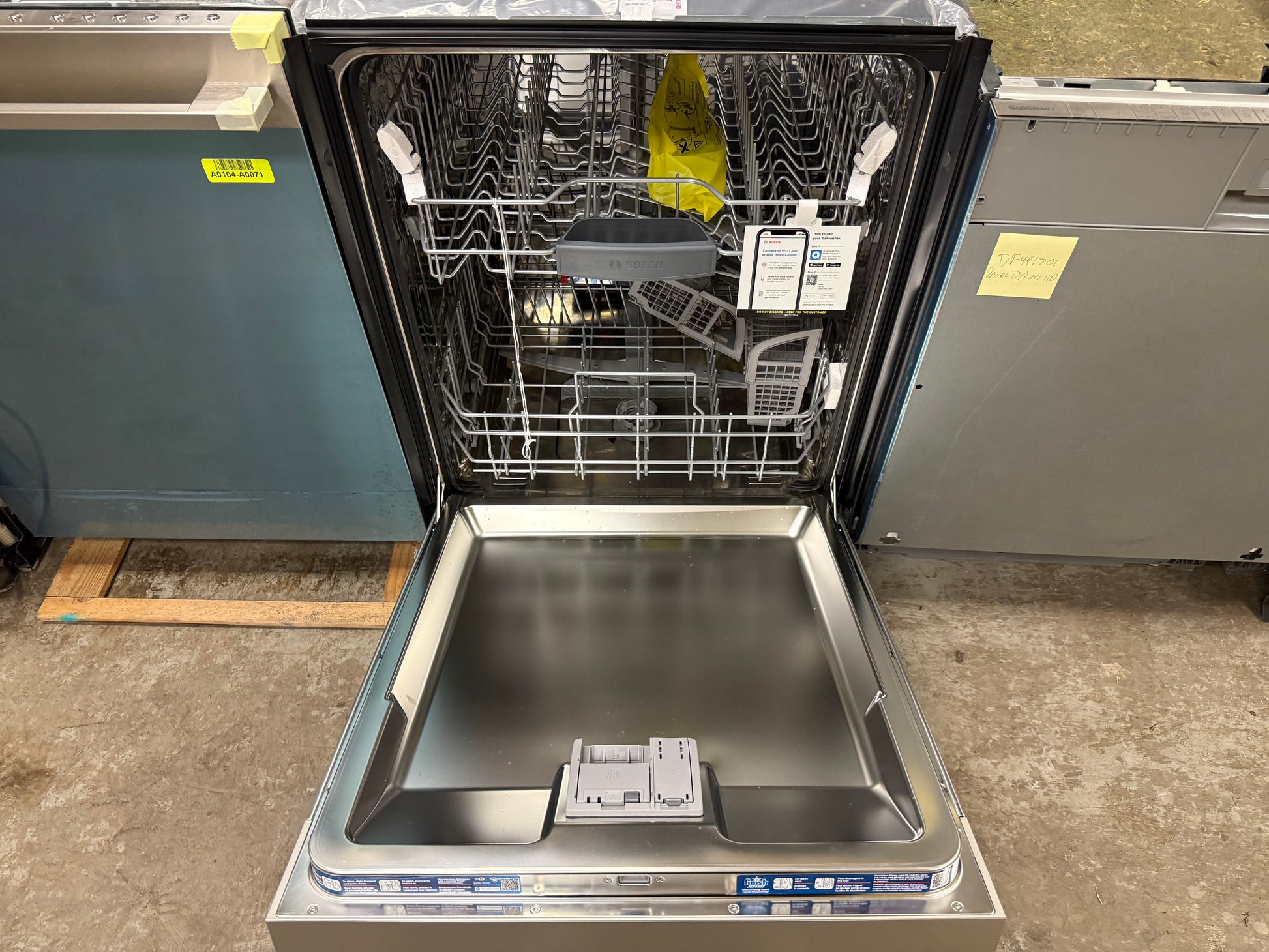 Bosch 100 Series SHE41CM5N 24" Stainless Steel Dishwasher, 2024, Open Box