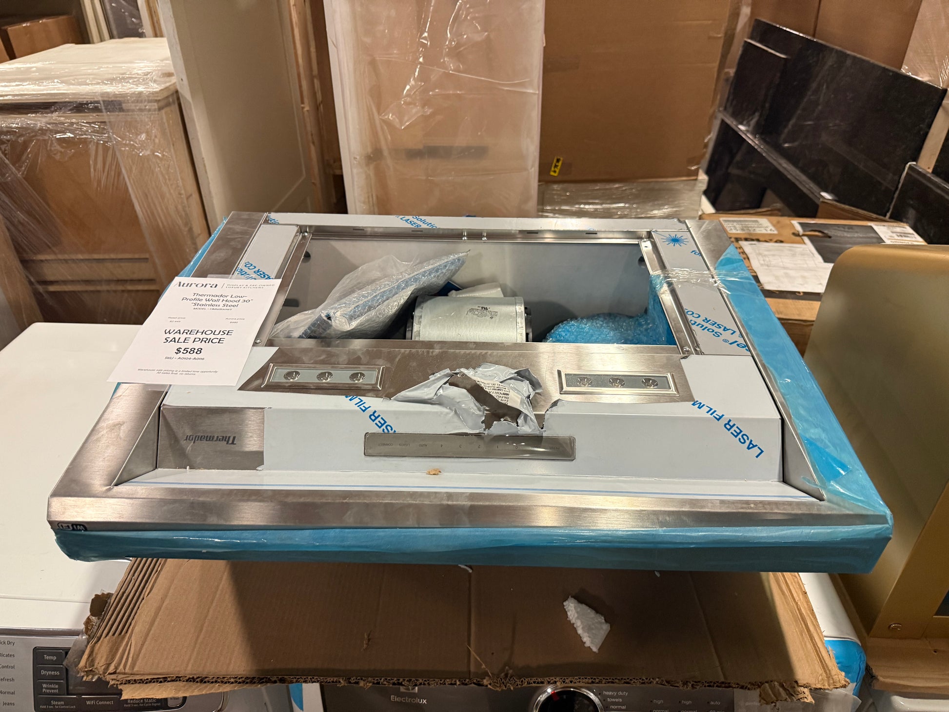 Thermador Masterpiece HMWB30WS 30-inch stainless steel wall hood