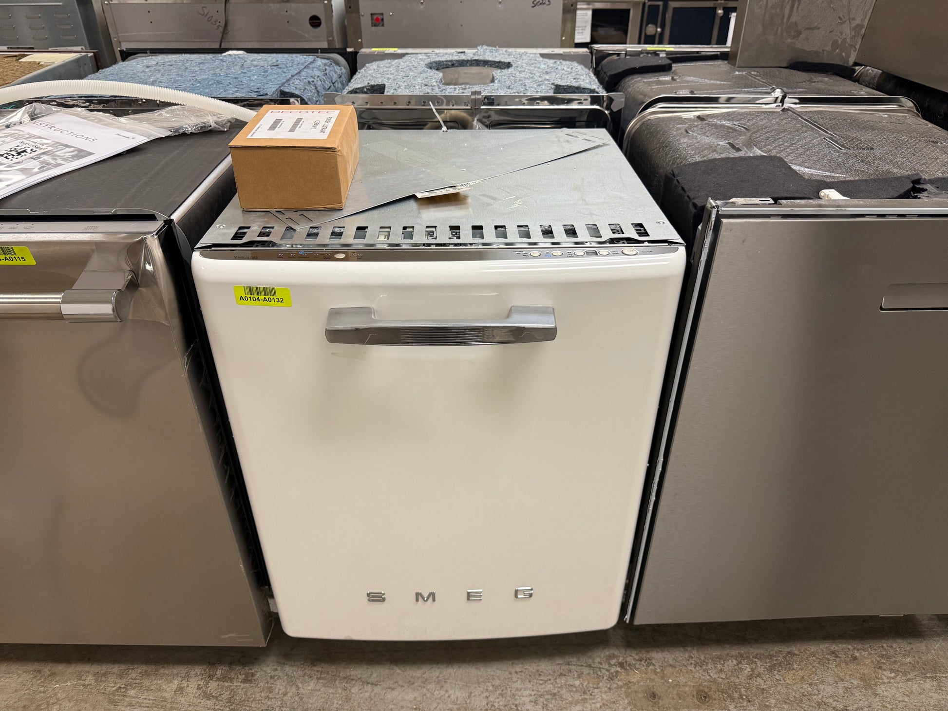 Smeg 50's Retro Design STU2FABWH2 24" White Dishwasher