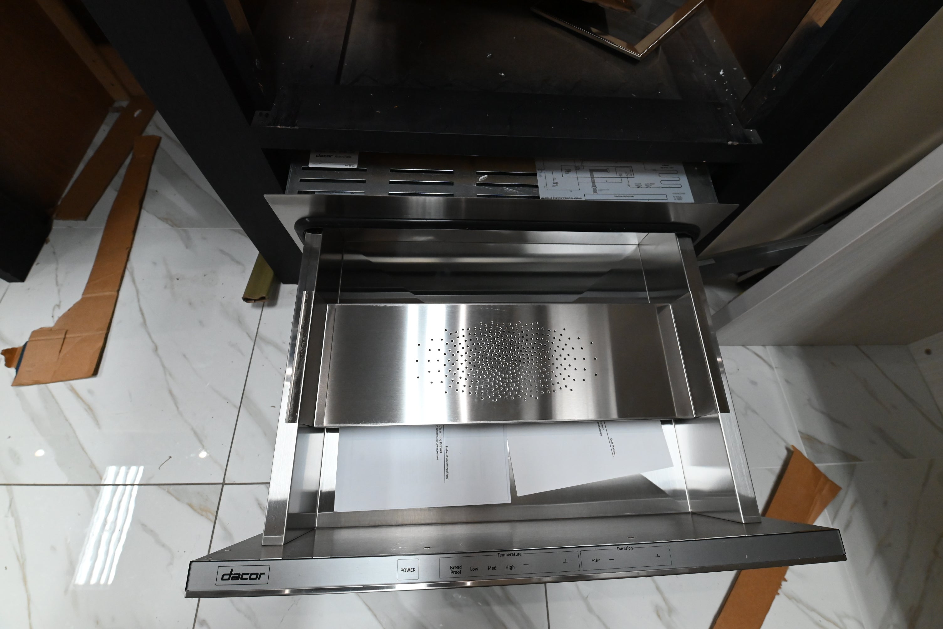 Luxury built-in electric warming drawer with push-to-open design