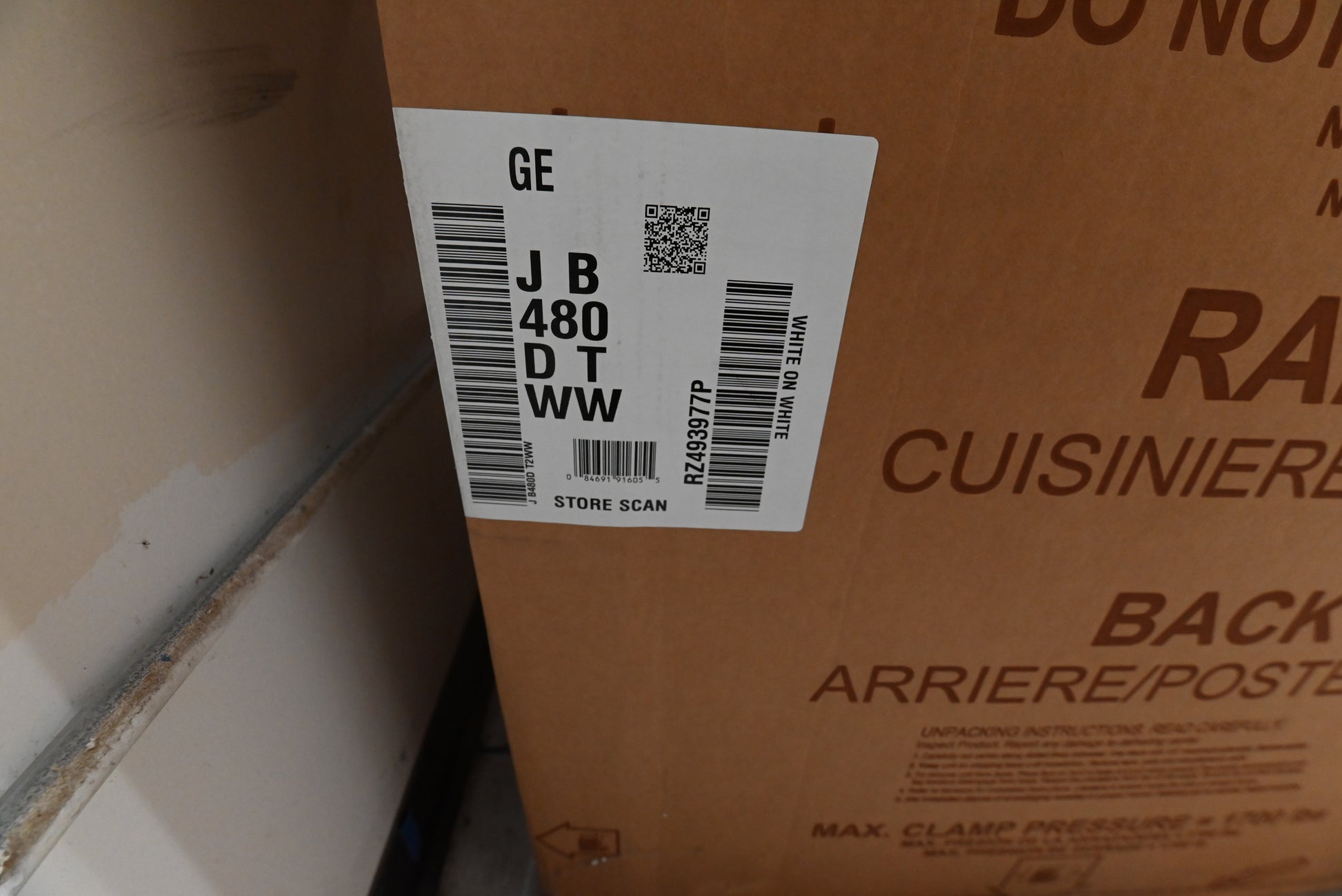 GE JB480DTWW 30" White Freestanding Electric Range