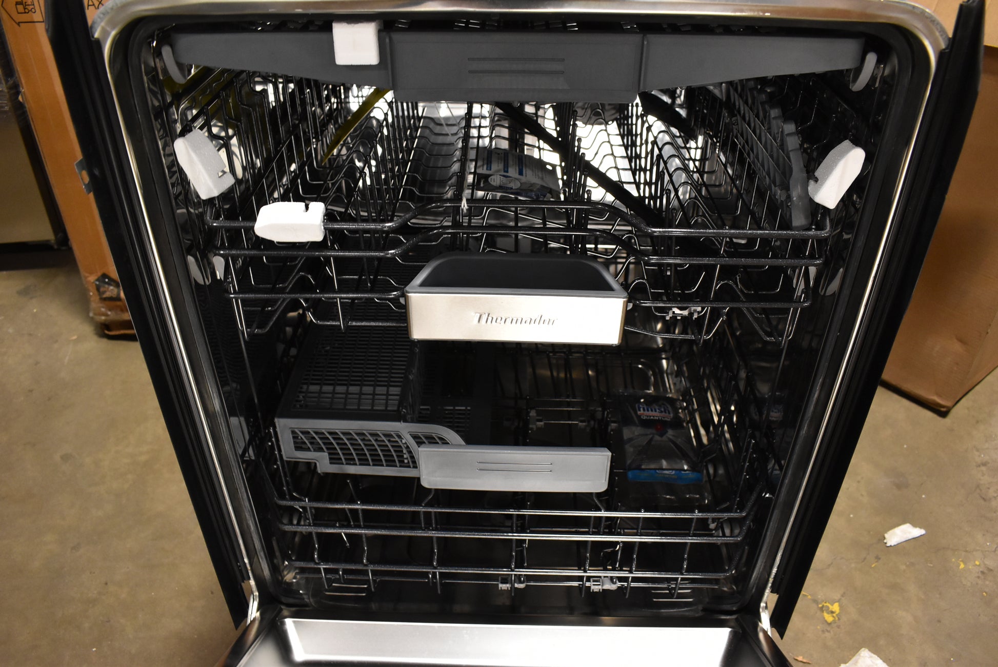 Integrated luxury dishwasher with 3rd rack and Home Connect by Thermador