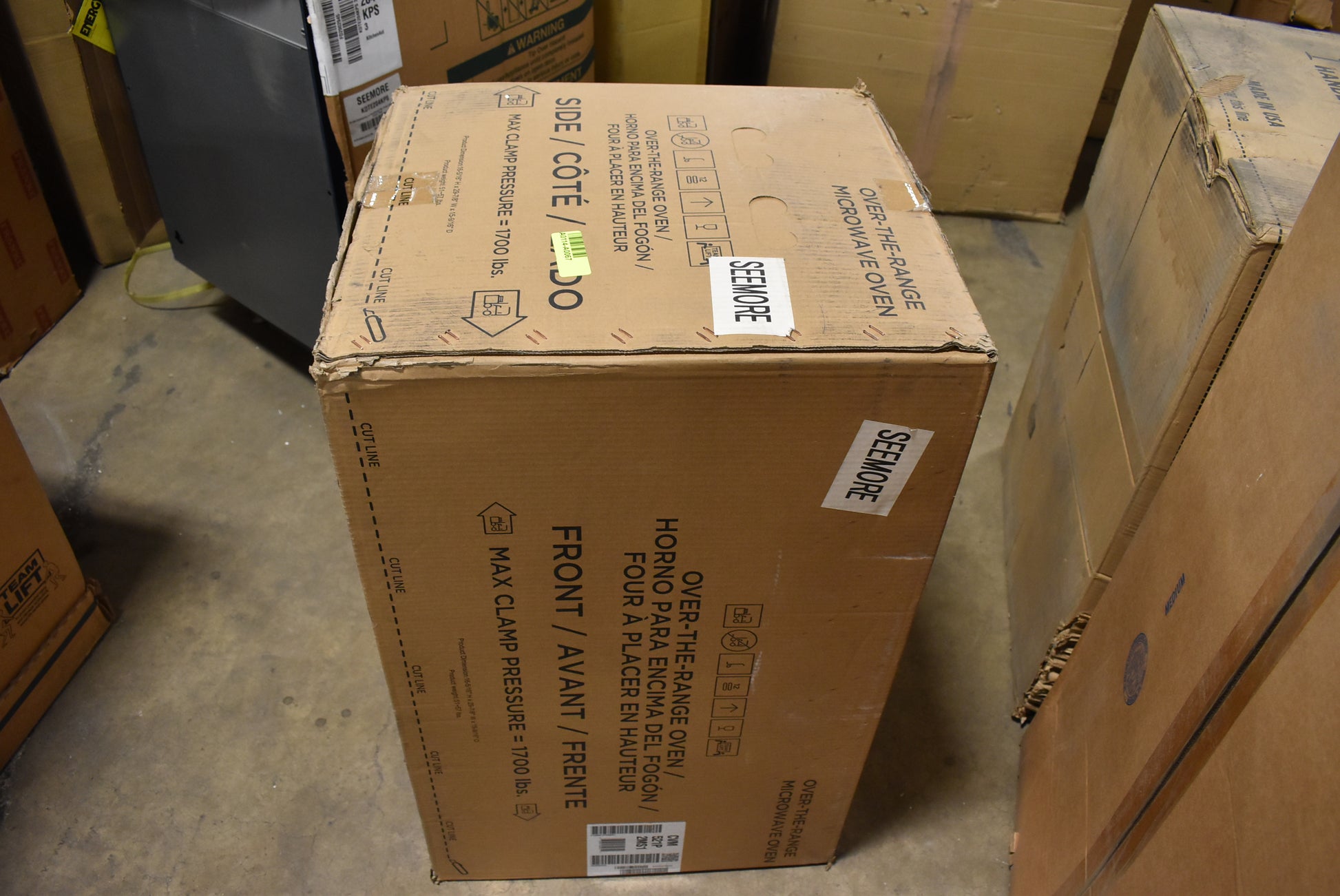 Professional microwave with integrated 400 CFM vent fan