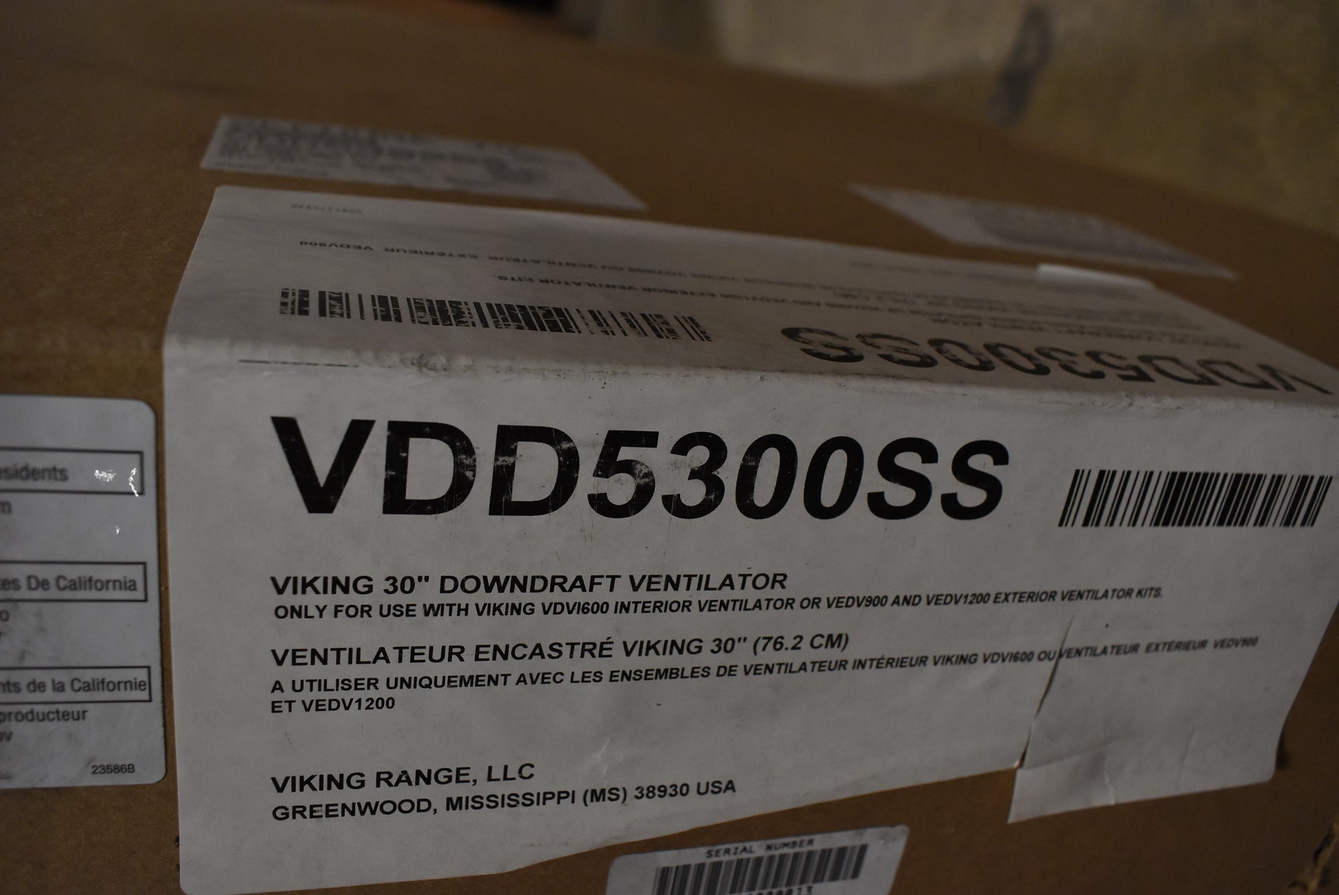 High-end telescopic kitchen downdraft ventilation system by Viking