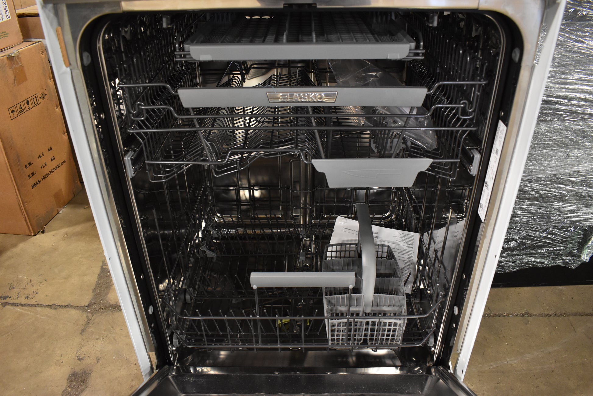 Luxury Scandinavian built-in dishwasher with 16 place settings by ASKO