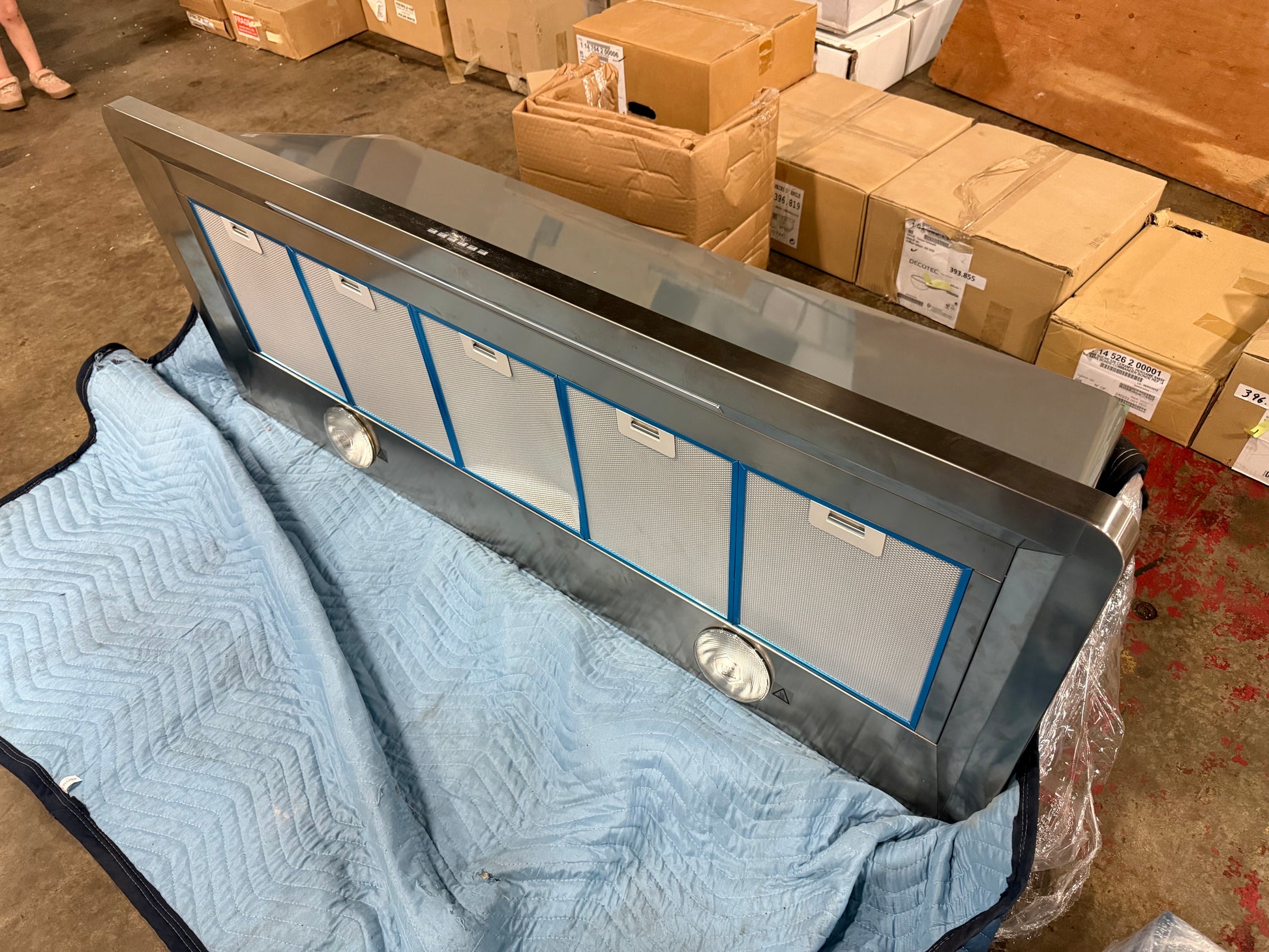 60 inch ILVE ventilation canopy displaying anodized aluminum mesh filters