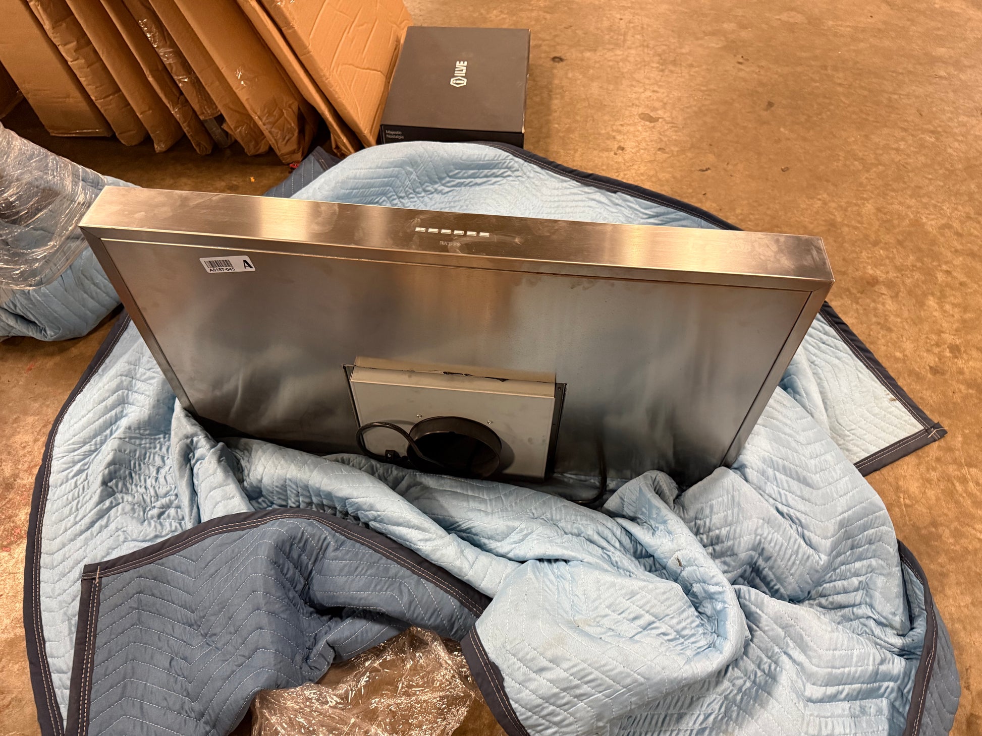 36 inch ILVE ventilation canopy displaying premium AISI 304 stainless steel chassis