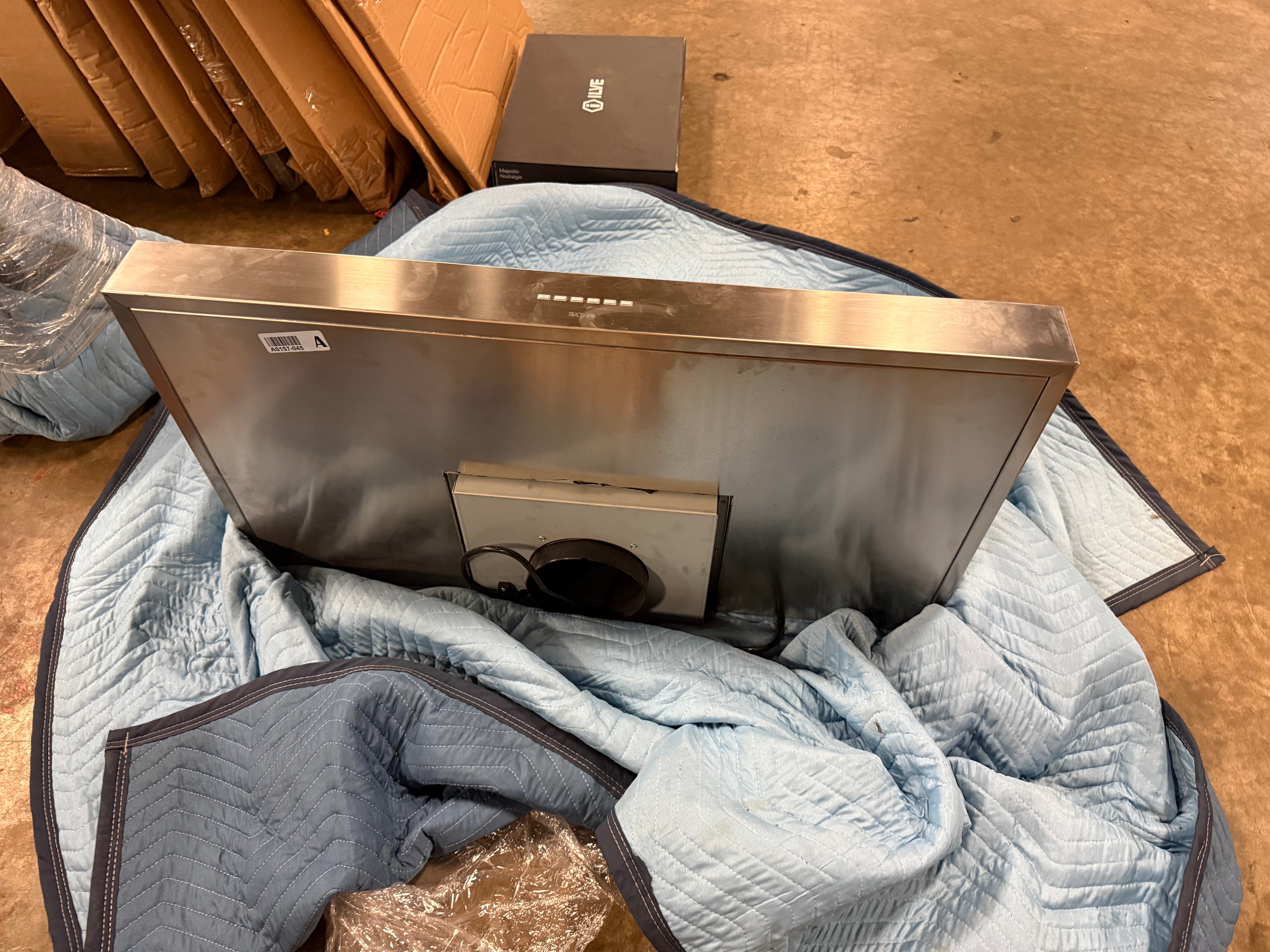 36 inch ILVE ventilation canopy displaying premium AISI 304 stainless steel chassis