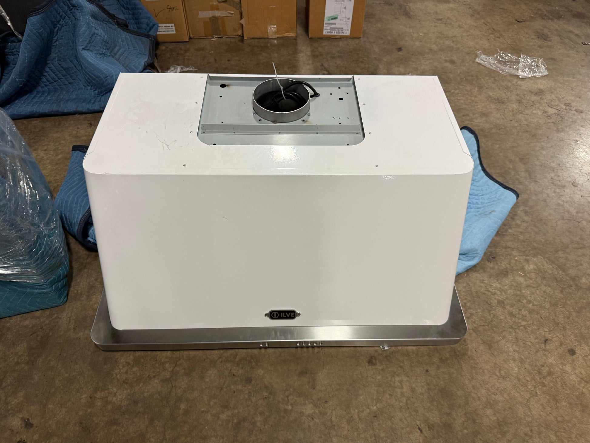 ILVE UAM100WH Majestic II 40 inch wall mount range hood white stainless trim front view
