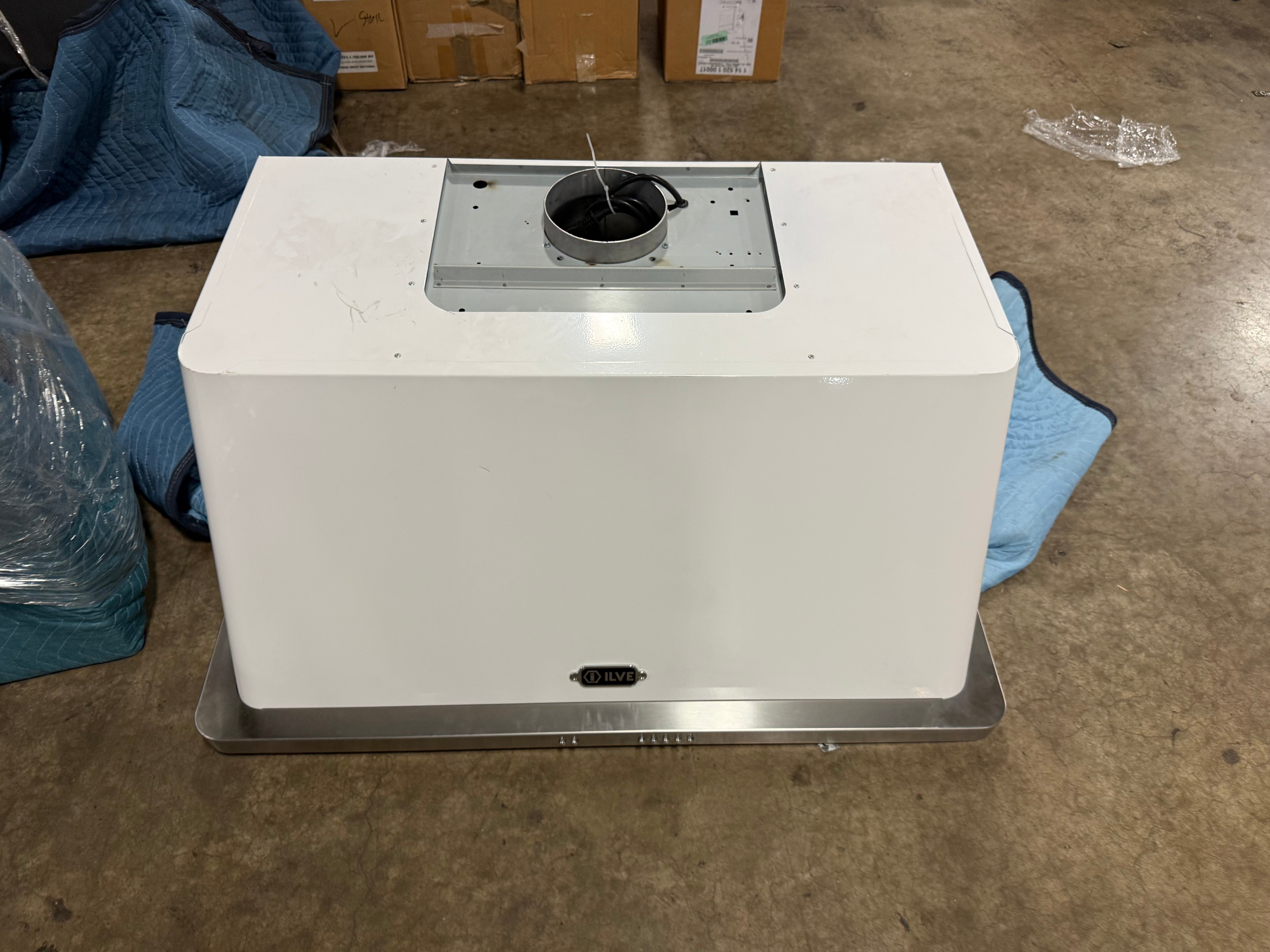 ILVE UAM100WH Majestic II 40 inch wall mount range hood white stainless trim front view